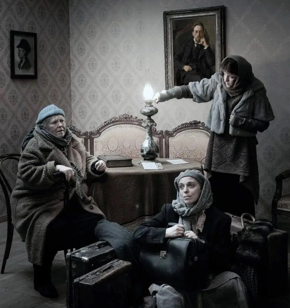 Эпизод спектакля "Три сестры" Чехова с Нелли Уваровой