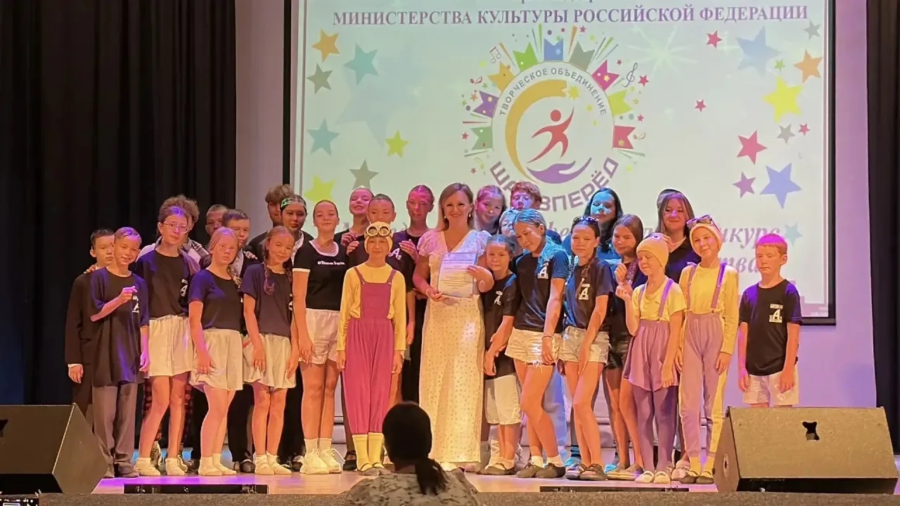 Артисты Народного театра им. А.Ахунова на сцене в Сочи