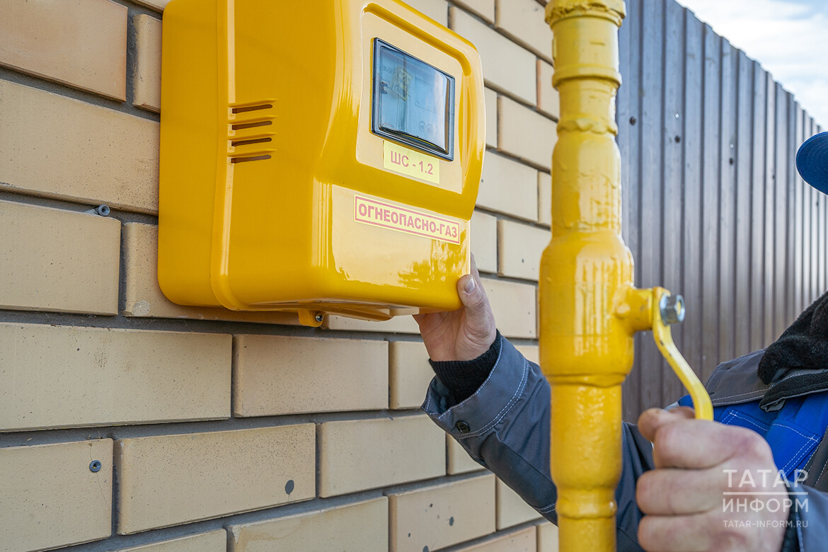 Газовщик подключает дом к газу
