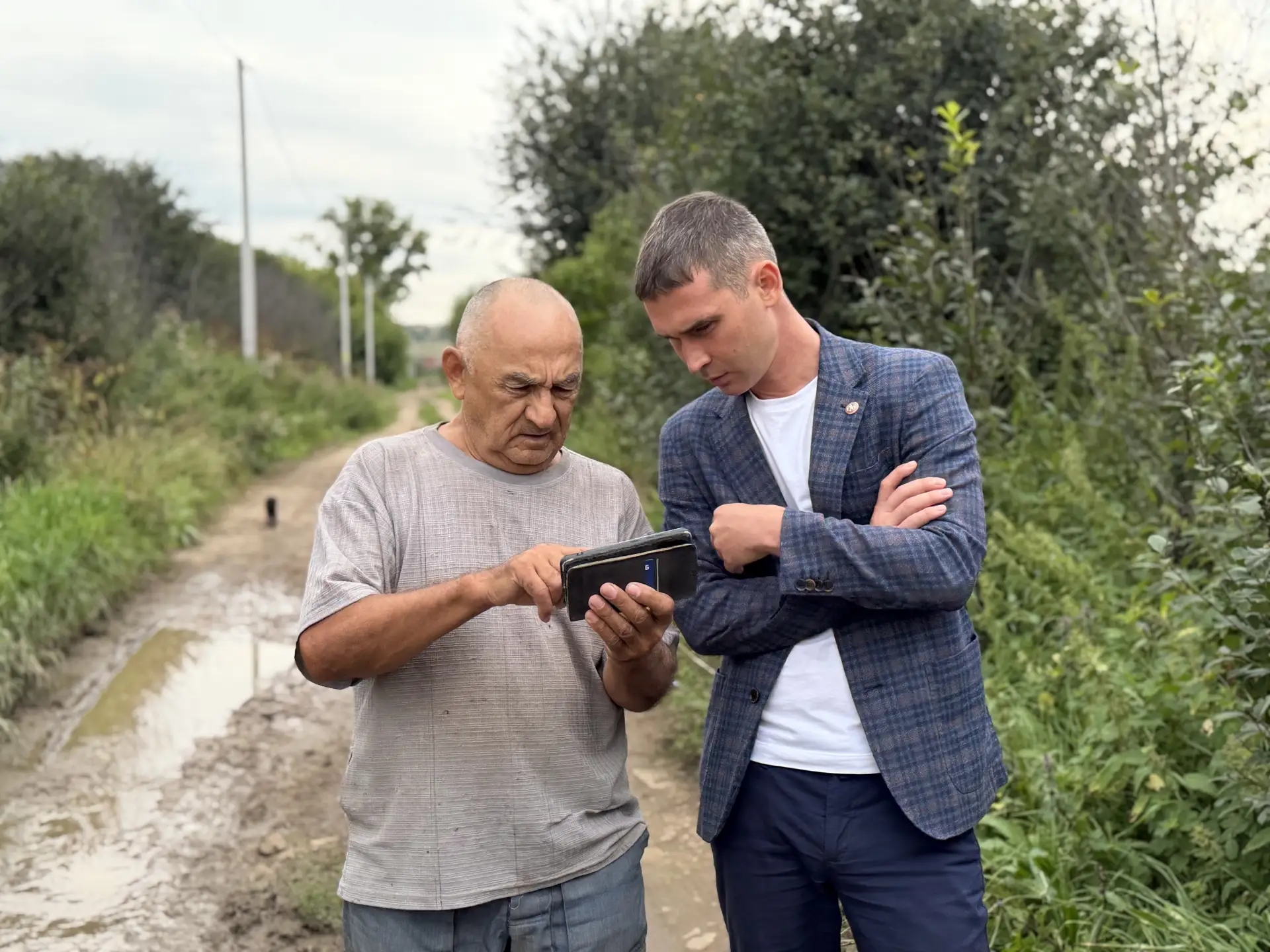 Обсуждение дорожных проблем с жителем деревни.