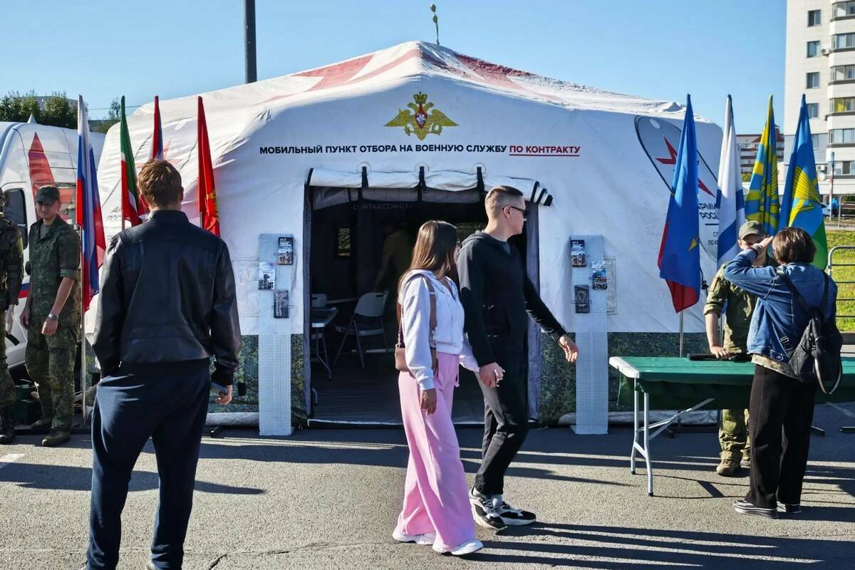 Мобильный пункт отбора на службу по контракту Фото: © Дмитрий Шатров / «Татар-информ»