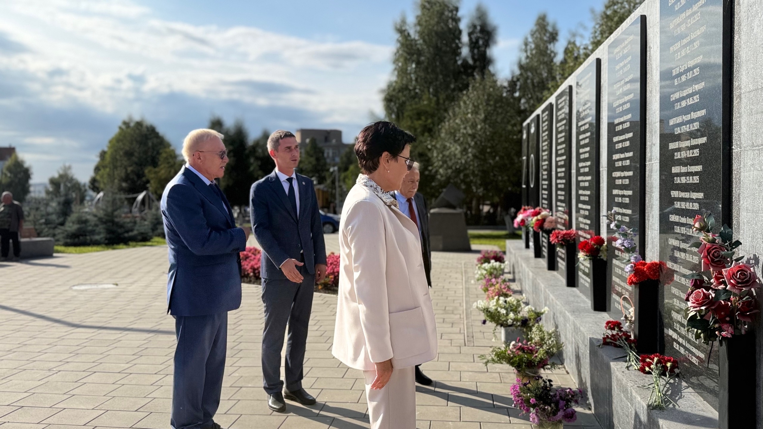 Олег Морозов и команда Менделеевска возлагают цветы