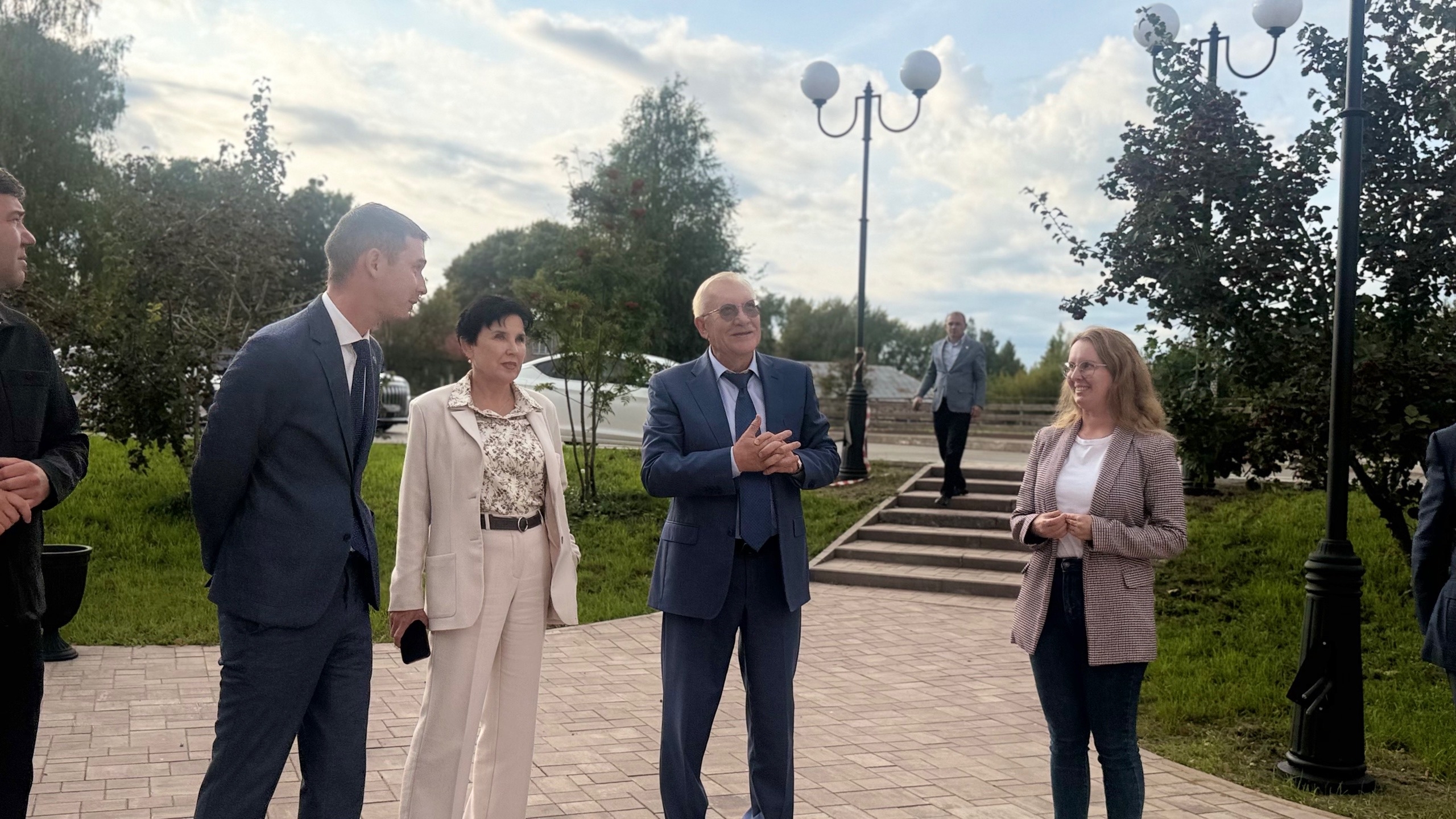 Олег Морозов возде краеведческого музея в Менделеевске