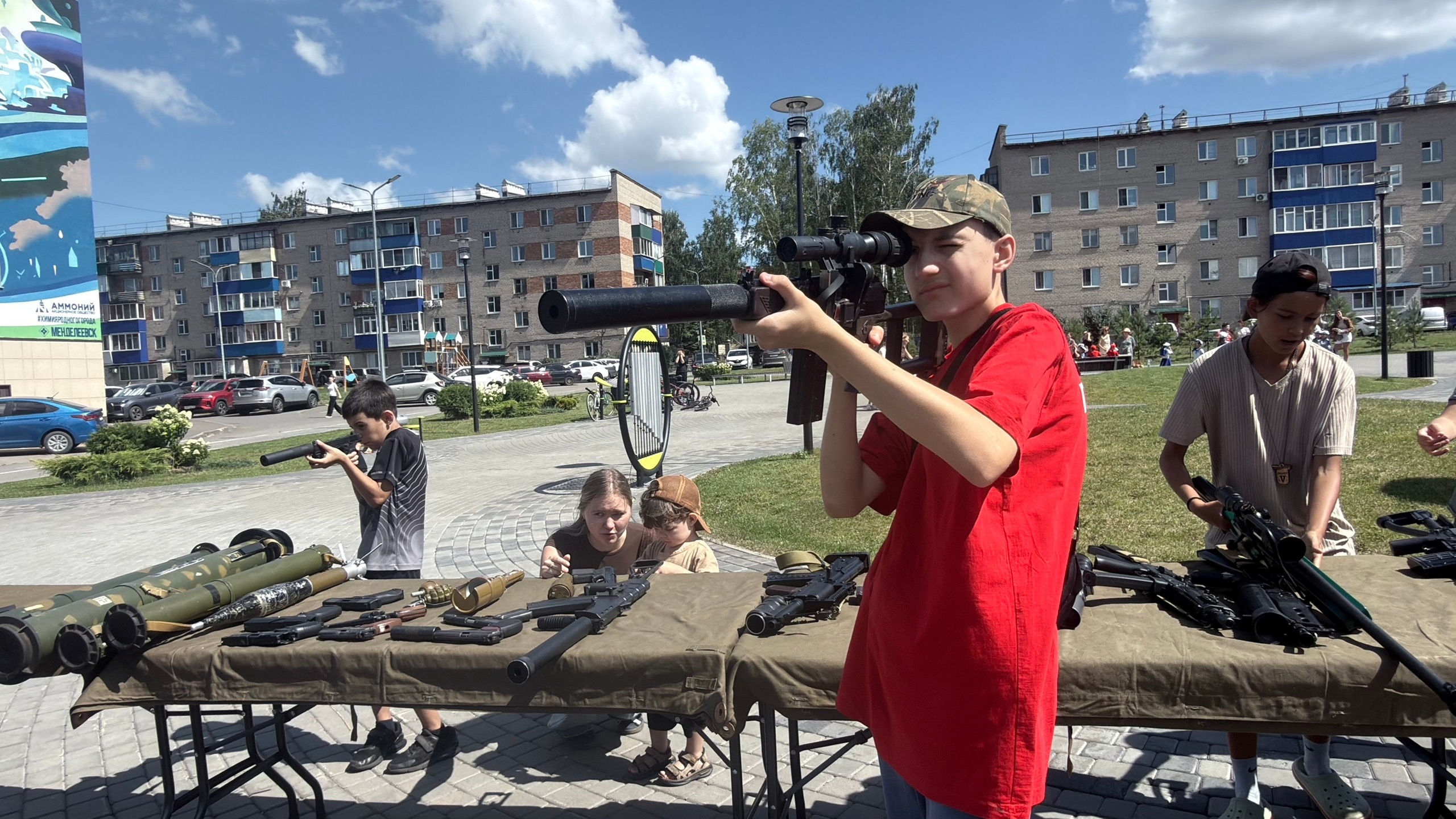 Выставка оружий со спортивно-патриотической игры «Бондюжский рубеж» / Фото: из архива "Менделеевские новости"