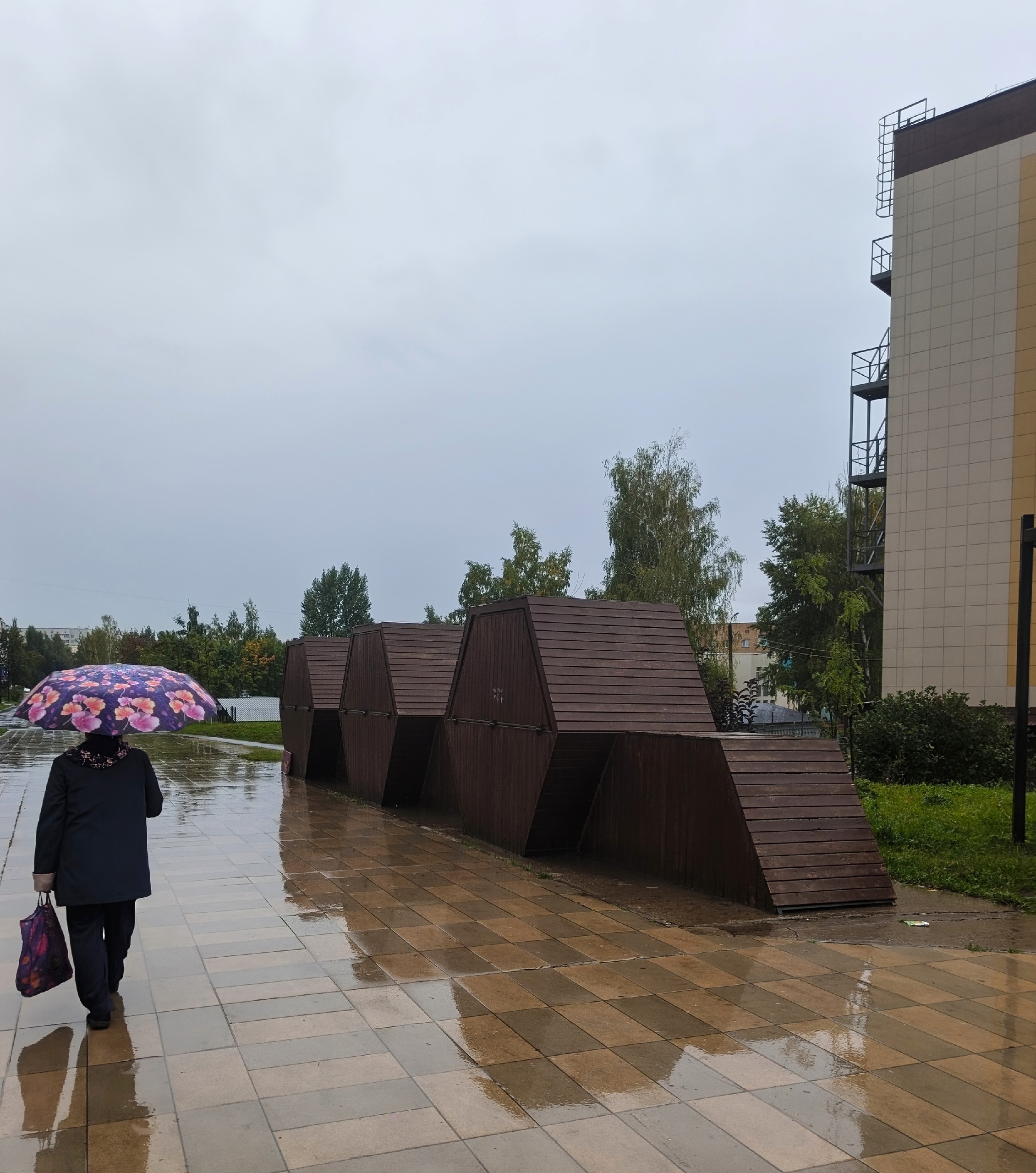 Женщина идёт с зонтом в Менделеевске
