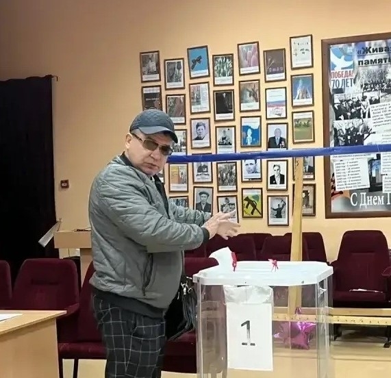 Рамаль Давлетшин голосует на избирательном участке
