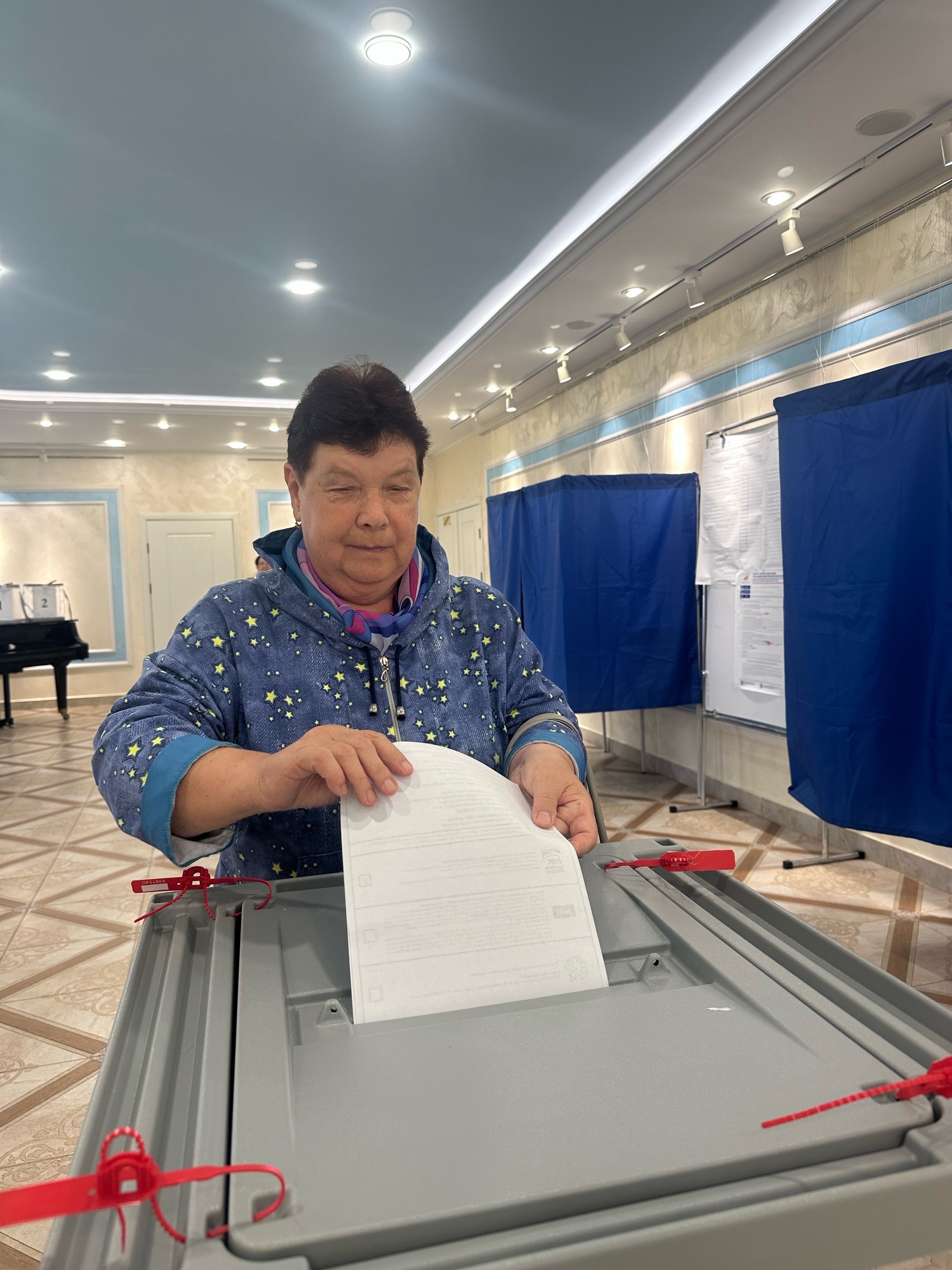 Татьяна Волкова голосует на избирательном участке в Менделеевске