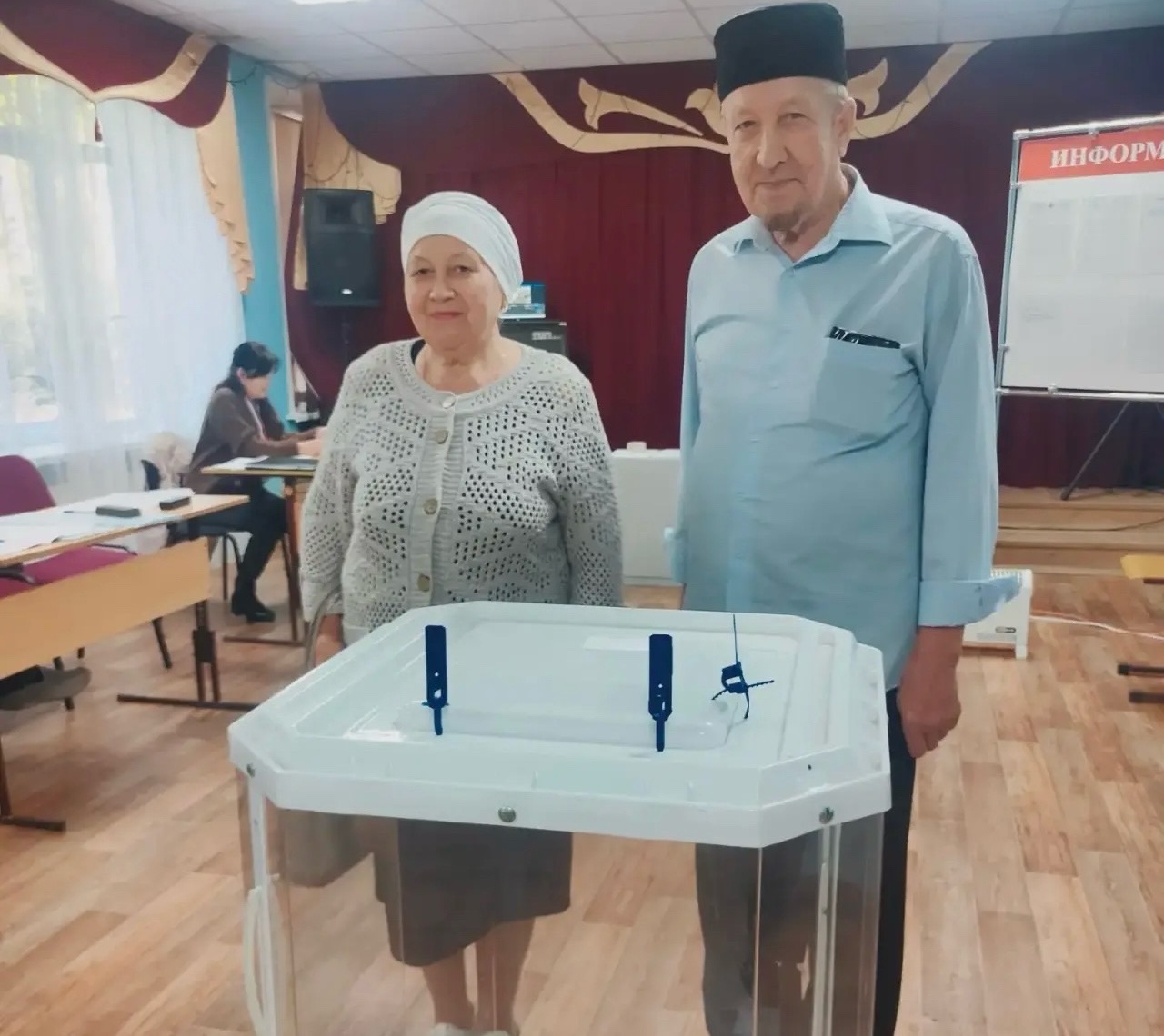 Мансур хазрат Назипов с супругой на выборах