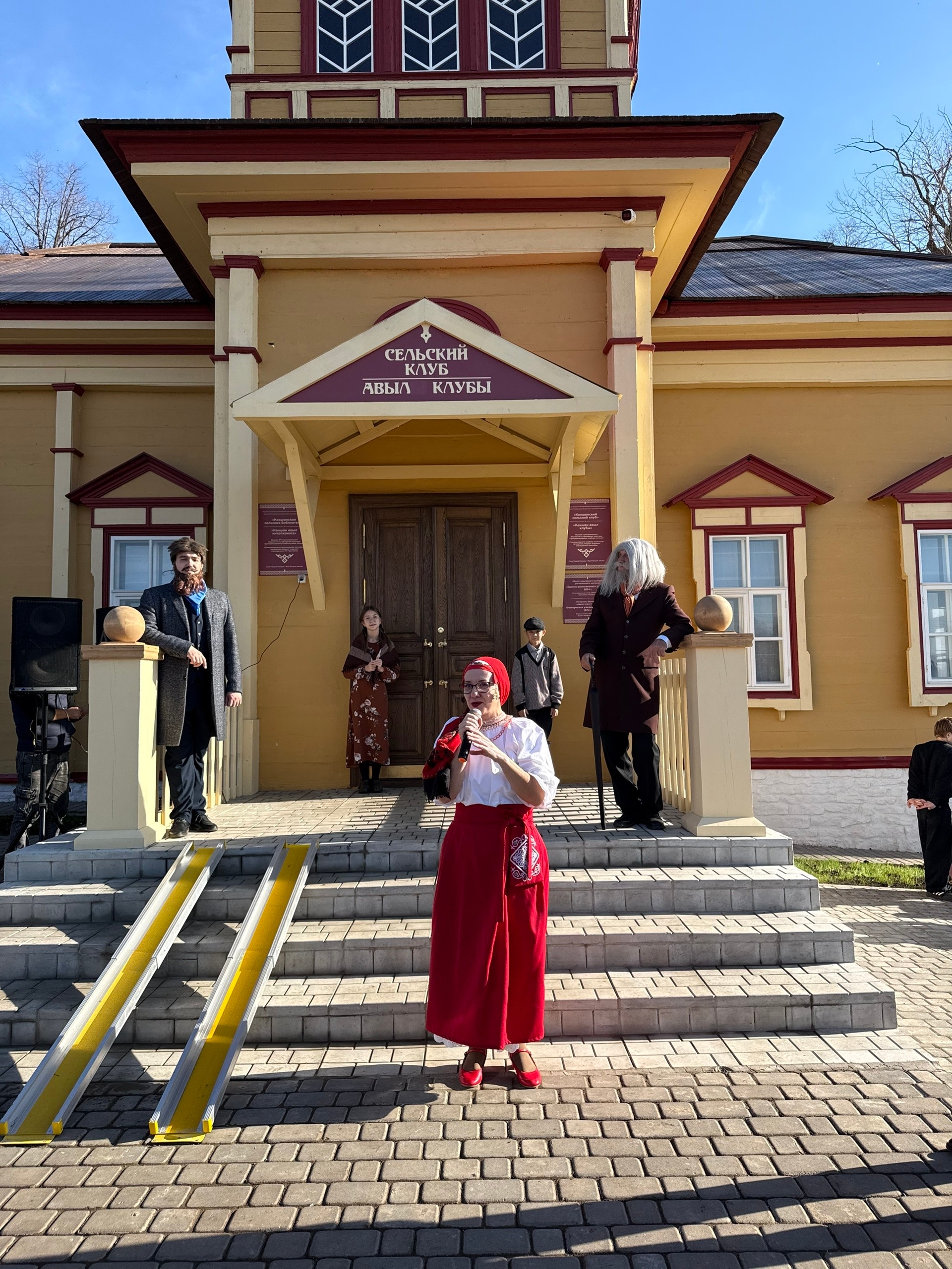 Анна Мецгер в Новом Кокшане на открытии училища