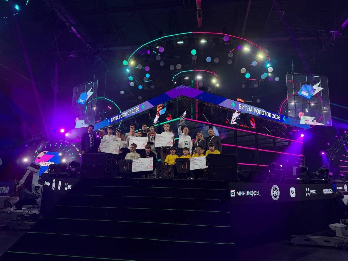 мини-роботы сражаются на ринге турнира Kazan Digital Week