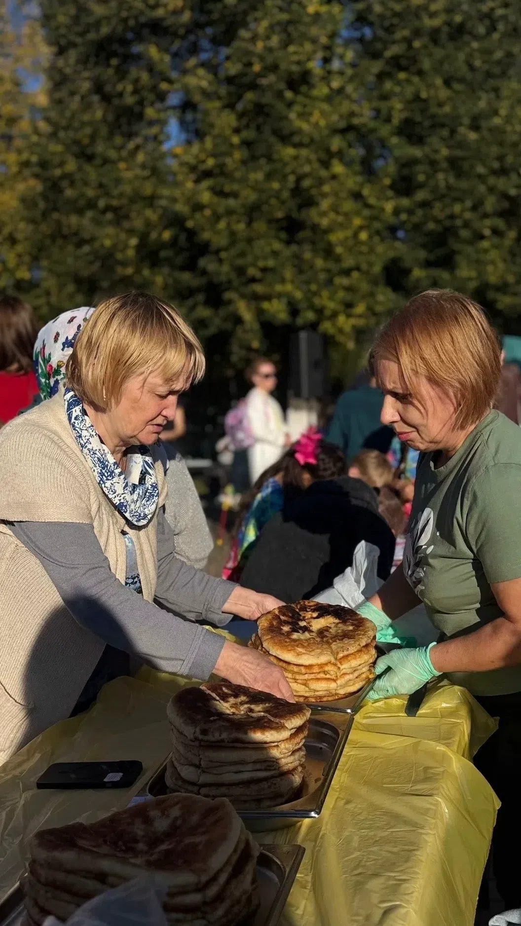 На фестивале угощали лепешками 