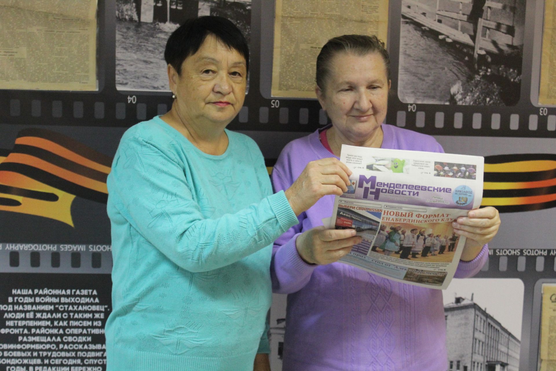 Депутаты городского совета продолжают дарить подписку на «Менделеевские новости» жителям почтенного возраста