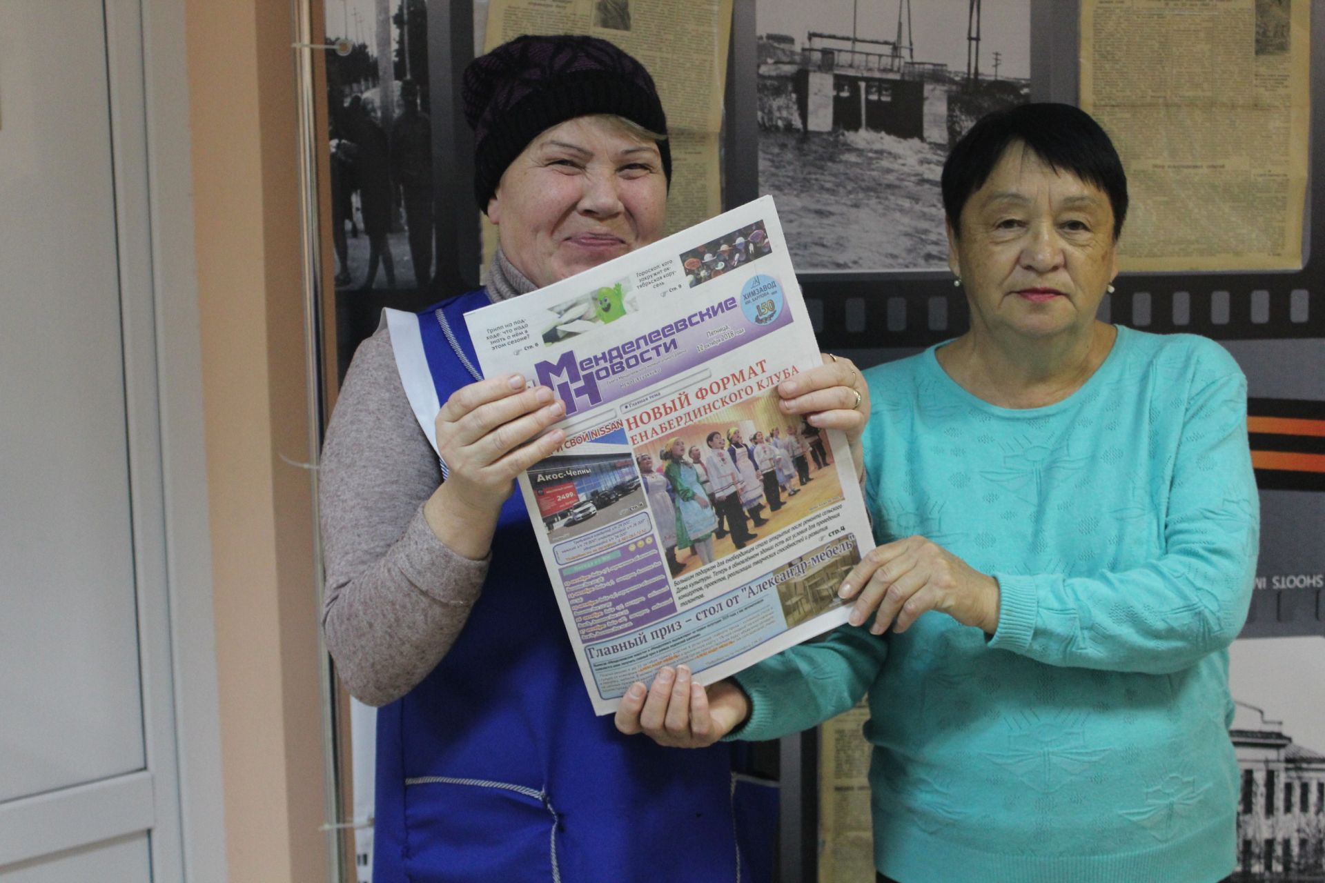 Депутаты городского совета продолжают дарить подписку на «Менделеевские новости» жителям почтенного возраста
