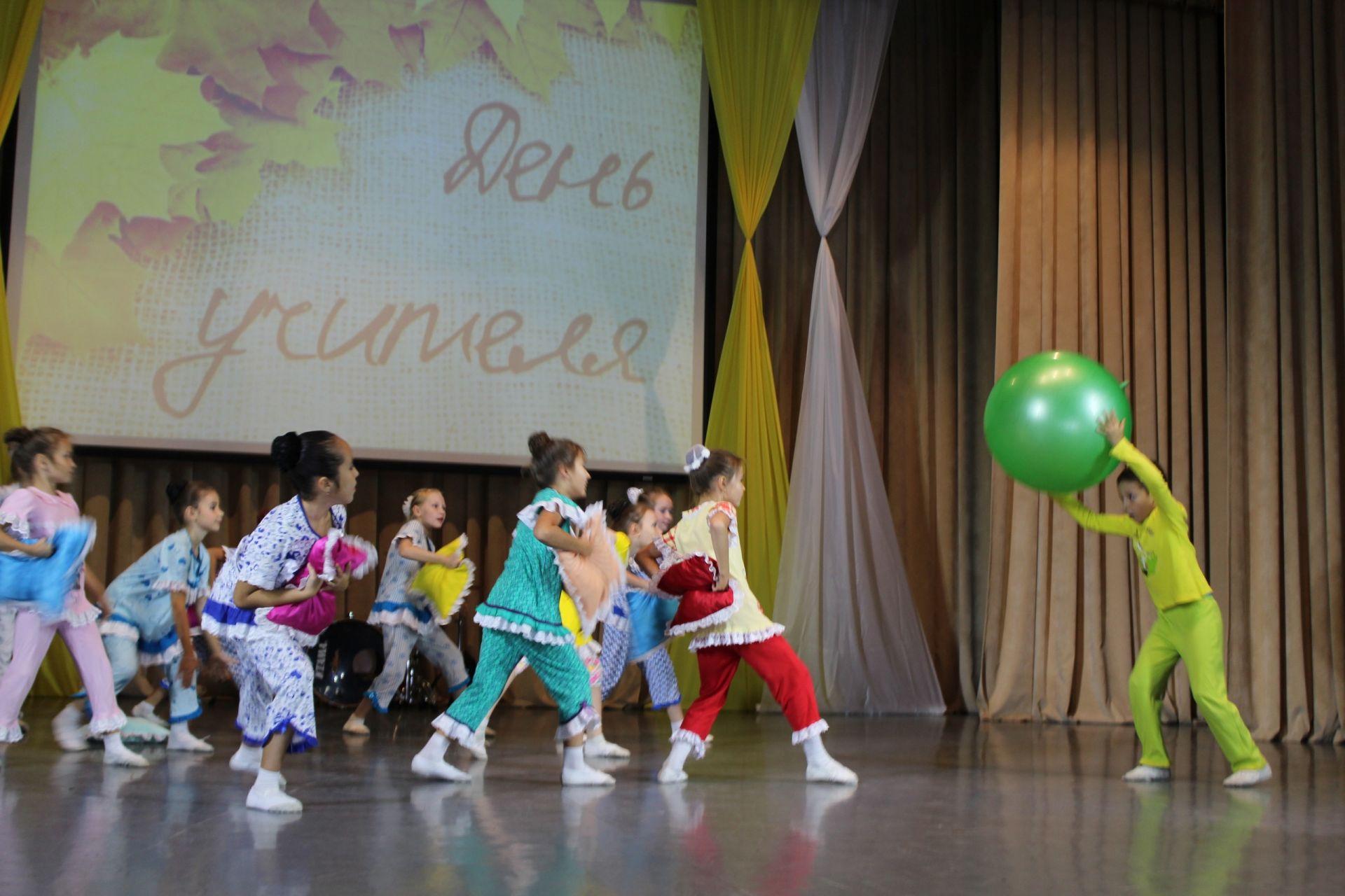 Любовь к детям, знания, опыт, талант: как в Менделеевске отметили свой профессиональный праздник педагоги