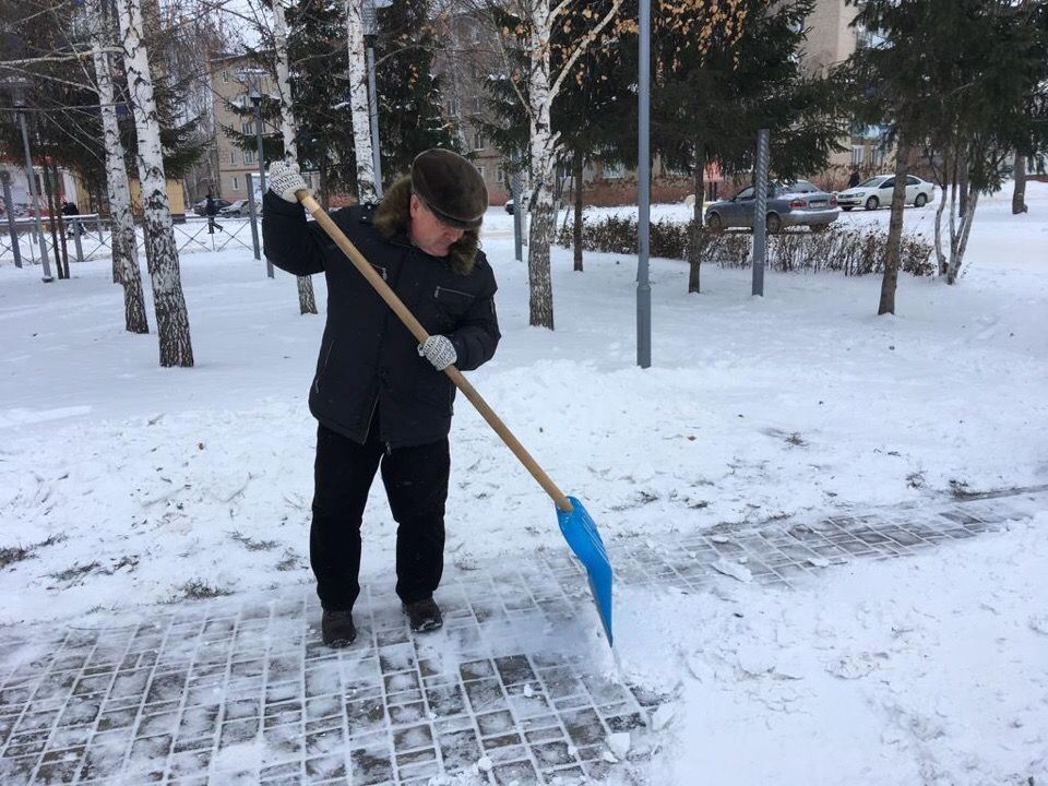В парках «Ушковские острова» и «Дружба» Менделеевска прошли субботники по очистке снега