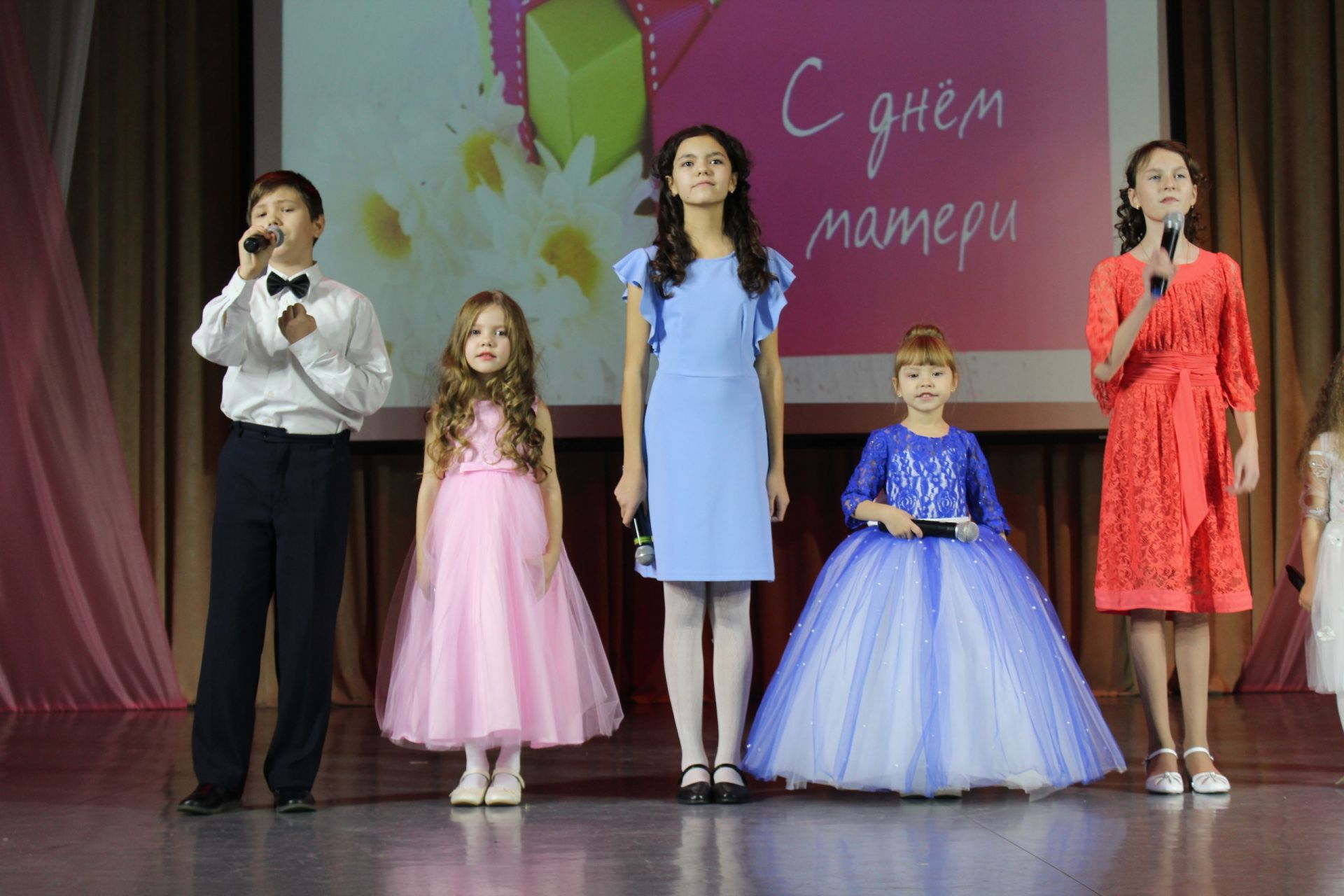 «Для милых мам»: как в Менделеевске прошёл праздничный концерт