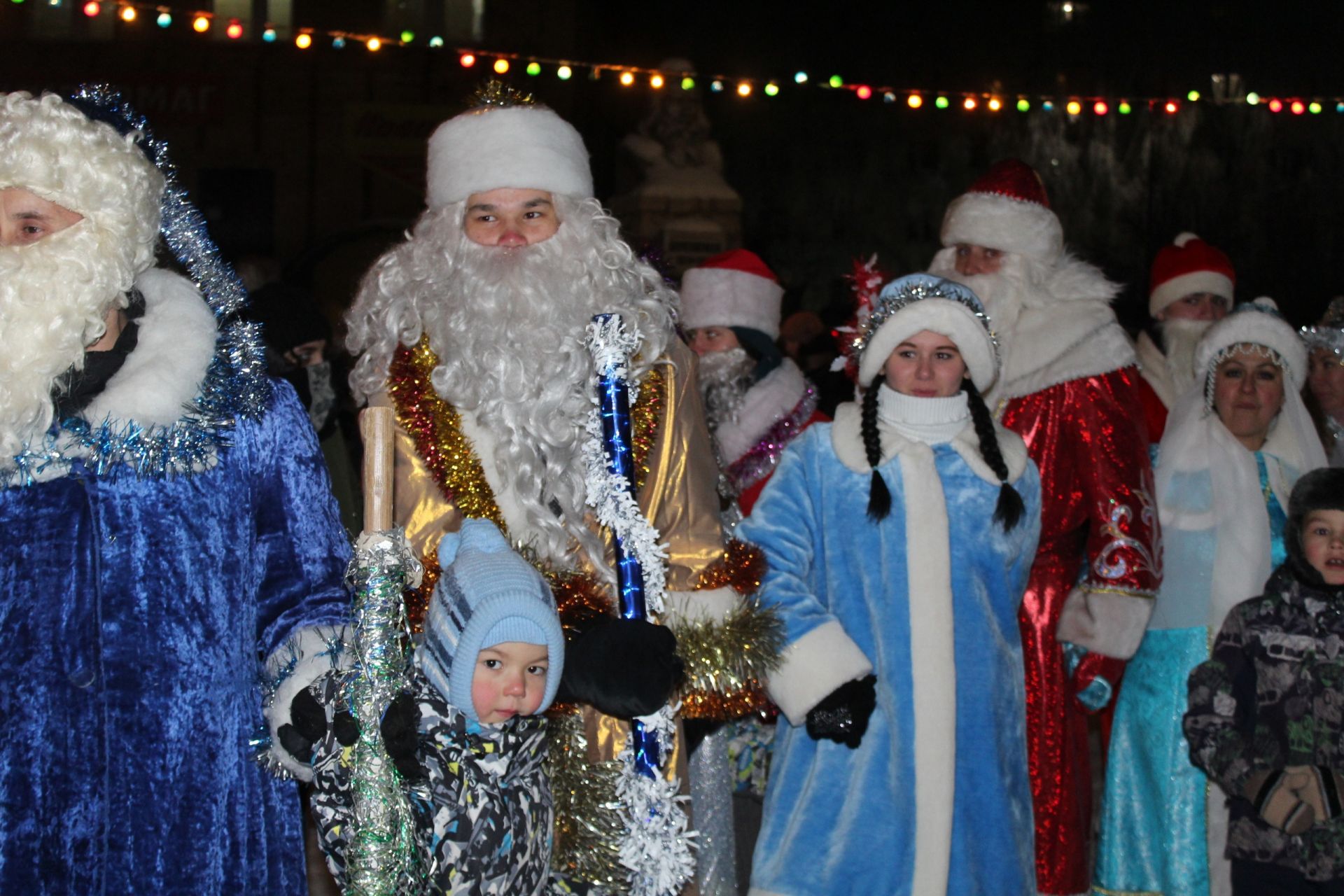 Менделеевские Деды Морозы и Снегурочки зажгли огни на главной ёлке города