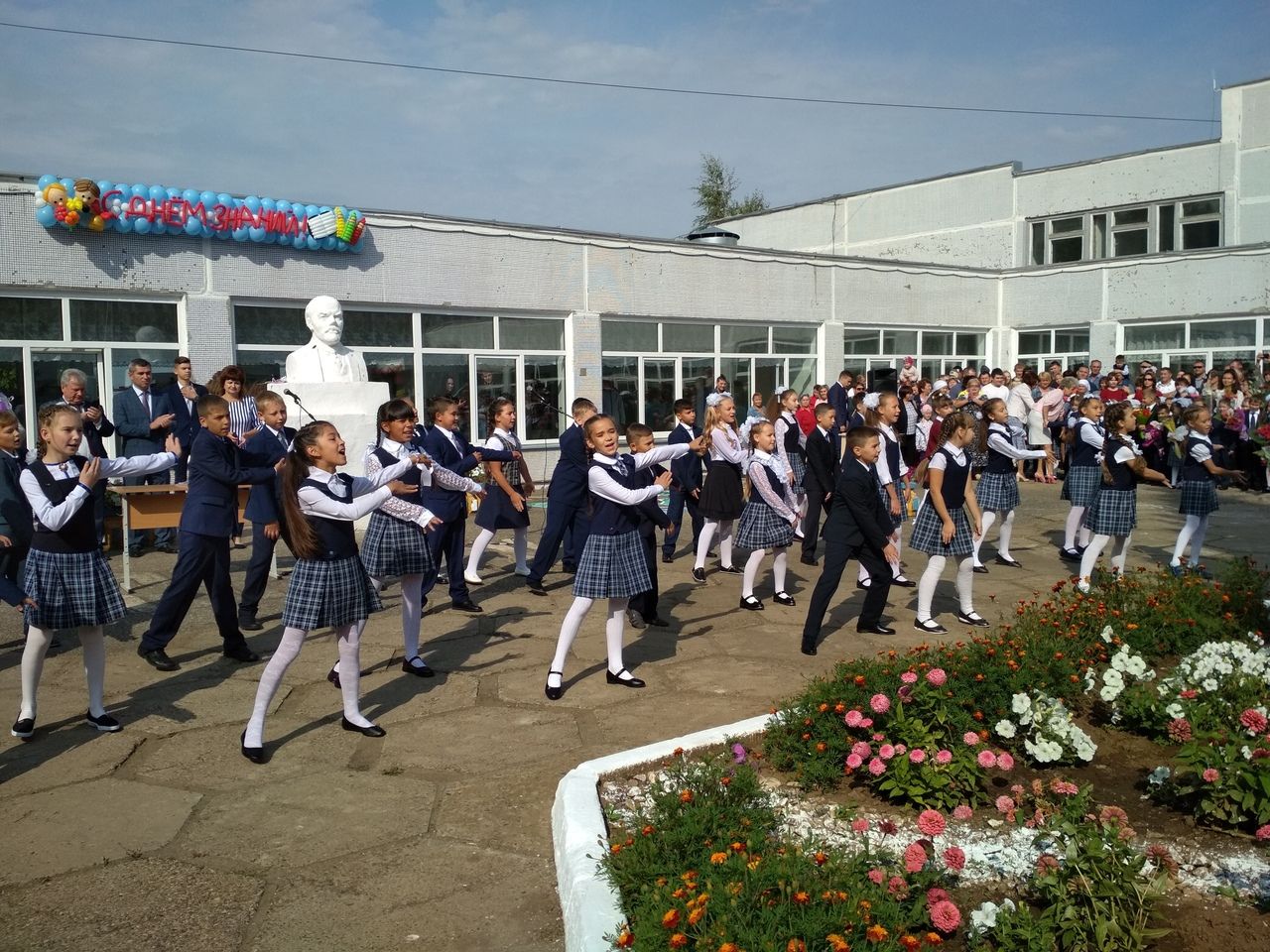 3 школа в новгороде. Школа 3 Менделеевск. Школа номер 3 город Менделеевск. Третья школа. Школьная форма в 103 школе.