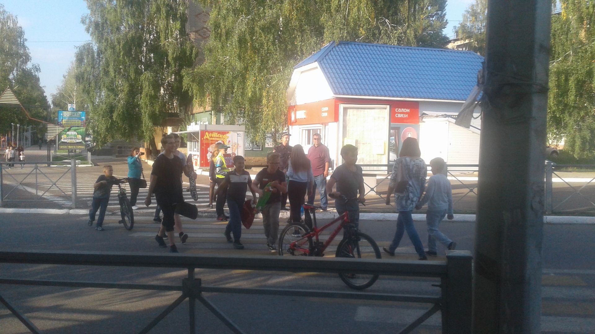 В Менделеевске на нерегулируемом пешеходном переходе прошла акция «Движение без опасности»