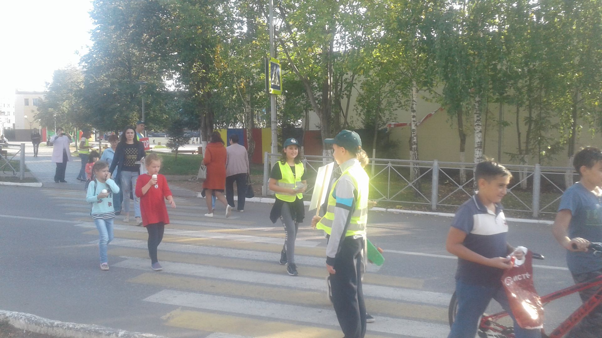 В Менделеевске на нерегулируемом пешеходном переходе прошла акция «Движение без опасности»