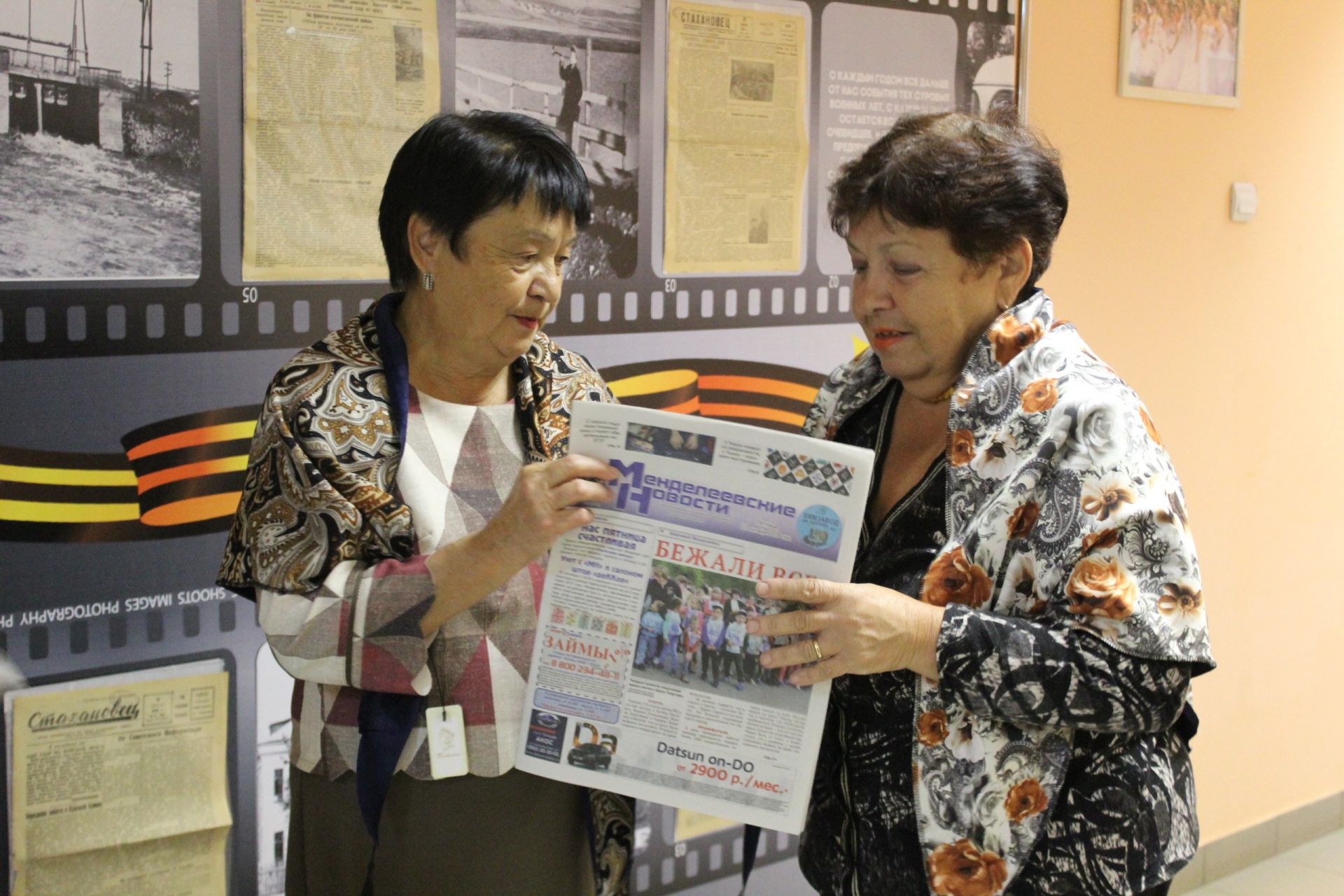Депутат городского Совета Валентина Исакова оформила подписку на газету «Менделеевские новости» для горожан старшего поколения