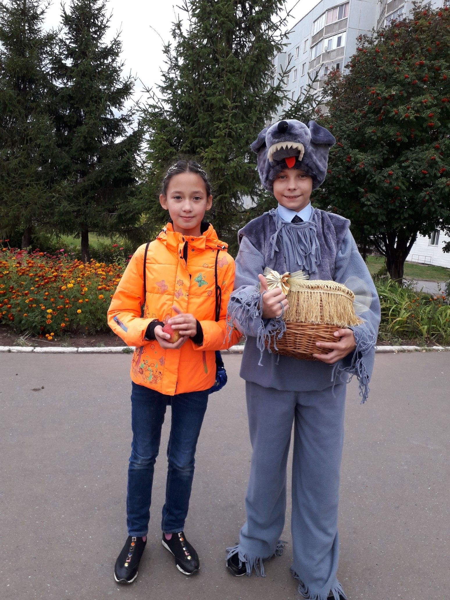 Менделеевским школьникам дарили яблоки за пятерки