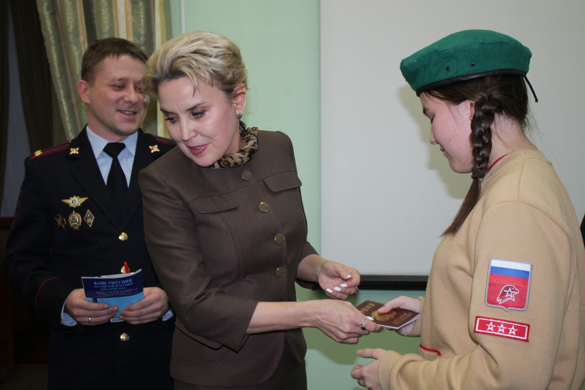 Одиннадцати школьникам Менделеевска вручили первые паспорта гражданина РФ