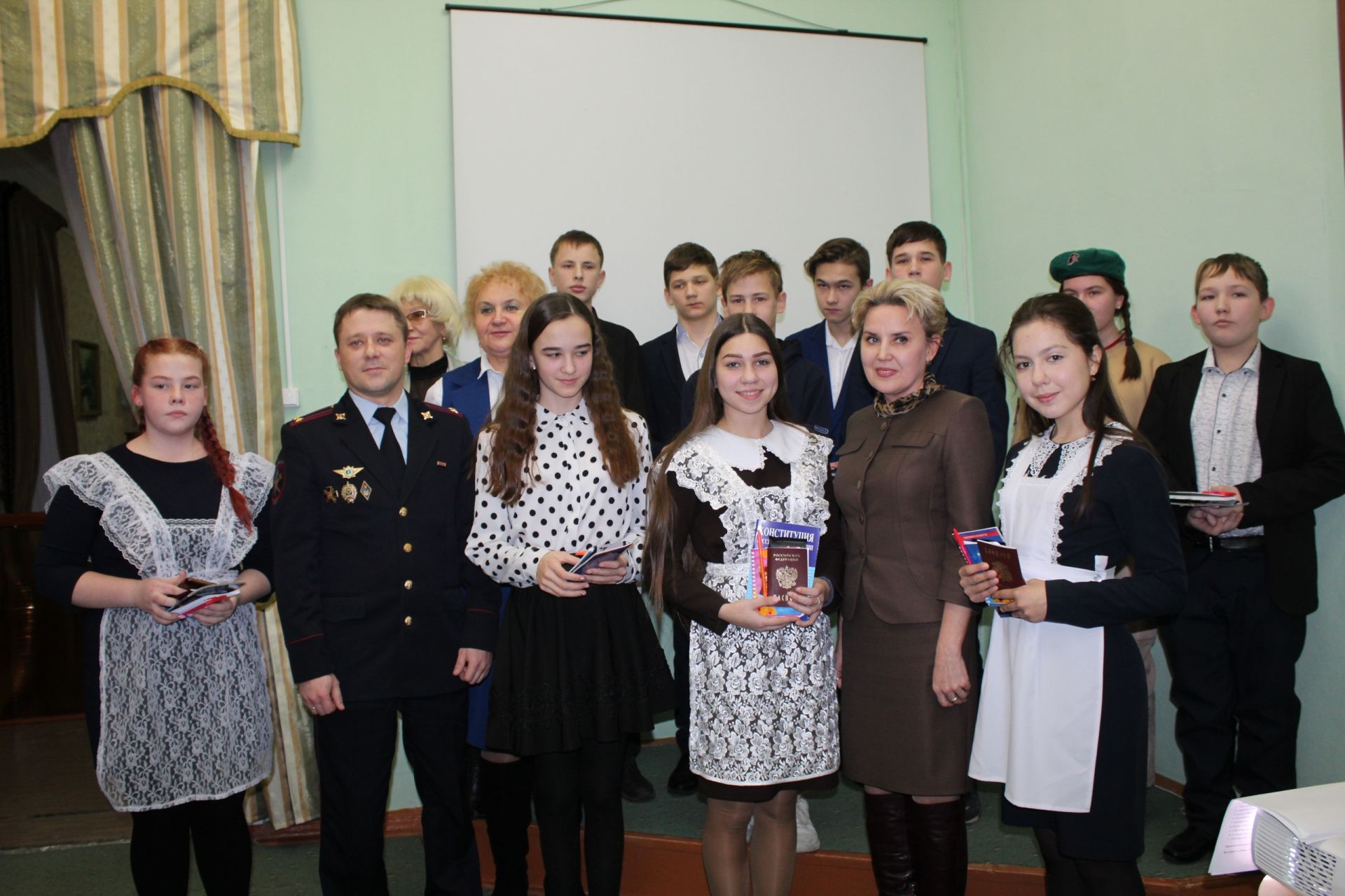 Одиннадцати школьникам Менделеевска вручили первые паспорта гражданина РФ