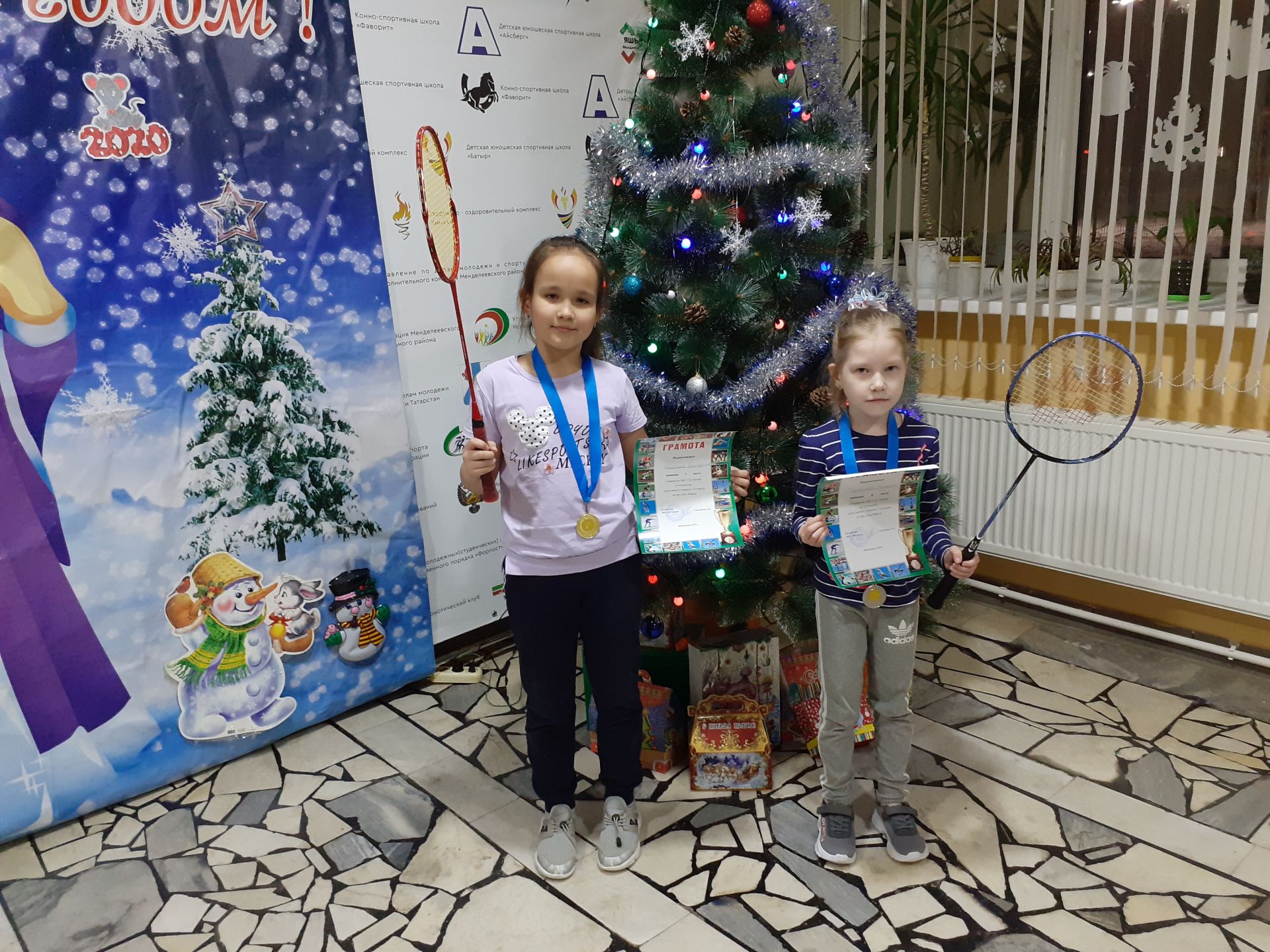 В Менделеевске прошли соревнования по бадминтону на призы Деды Мороза