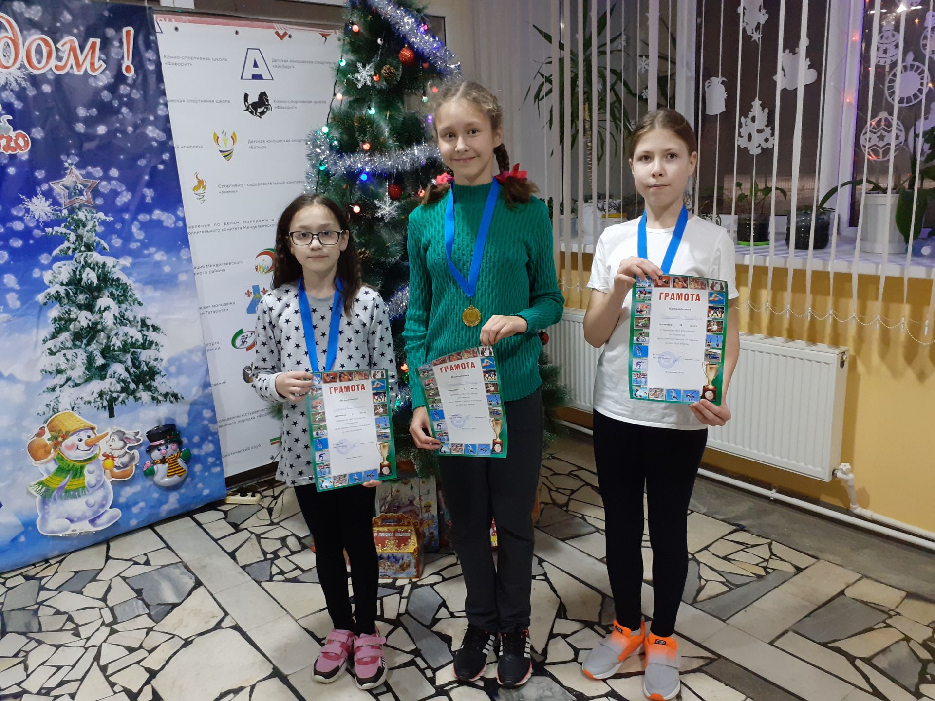 В Менделеевске прошли соревнования по бадминтону на призы Деды Мороза