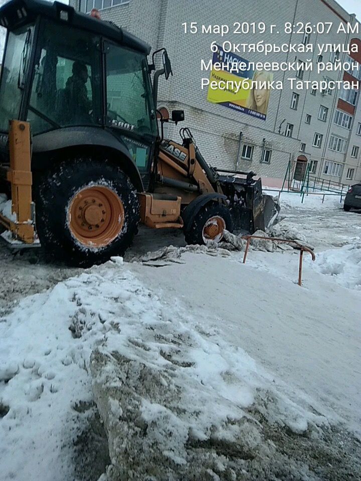 В Менделеевске продолжают активно чистить дороги от снега