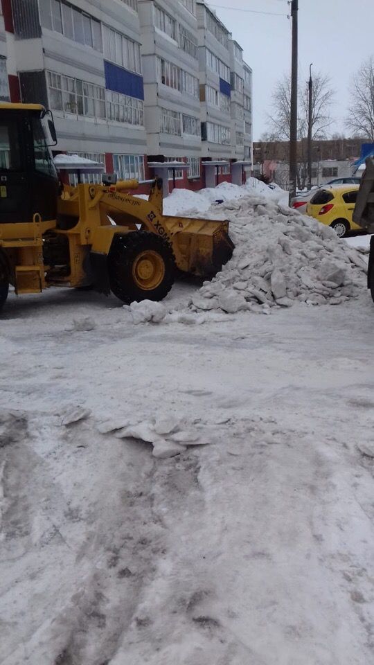 В Менделеевске продолжают активно чистить дороги от снега