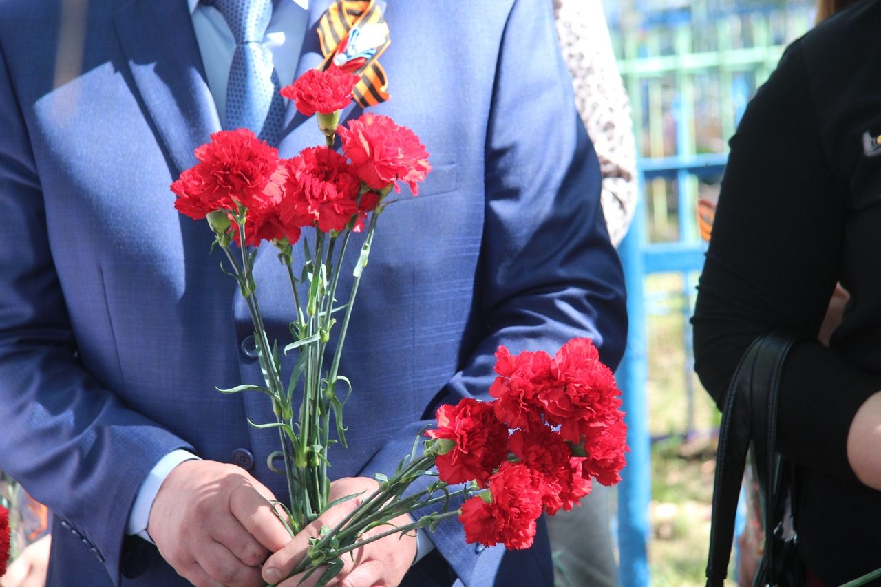 Валерий Чершинцев возложил цветы на могилы бондюжцев, героев Советского Союза