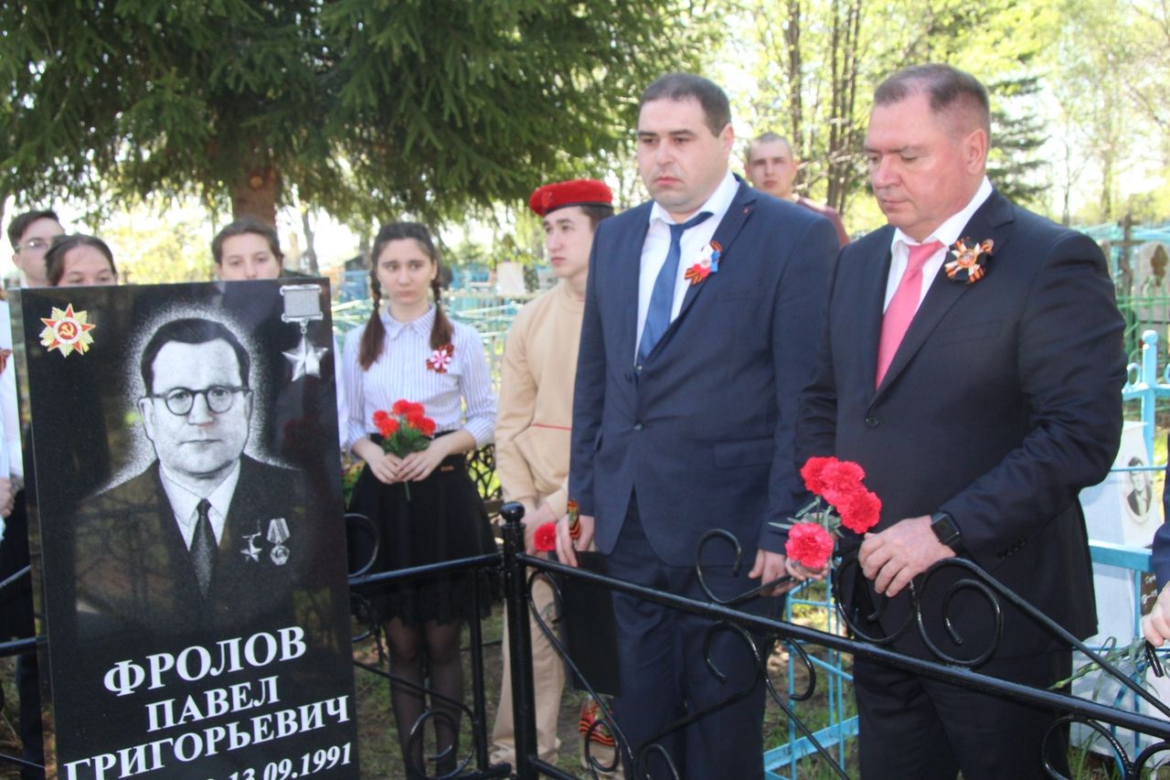 Валерий Чершинцев возложил цветы на могилы бондюжцев, героев Советского Союза