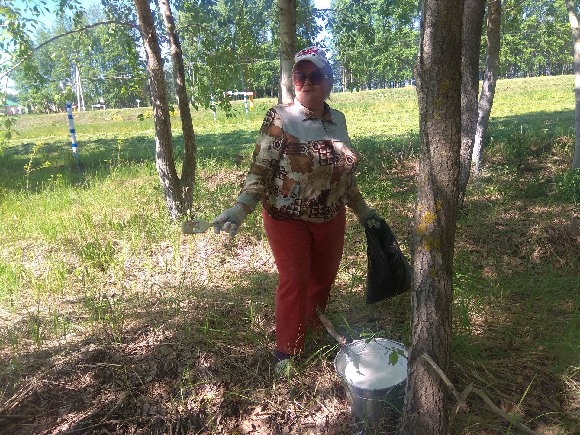 Фоторепортаж: менделеевцы побелили деревья на субботнике