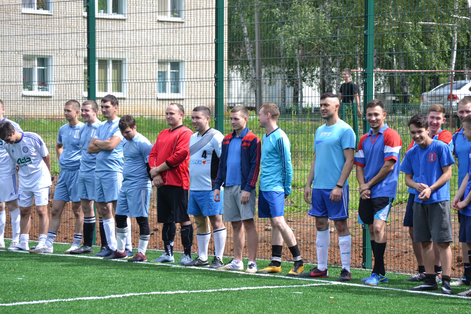 На новом поле в Менделеевске проходит футбольный турнир