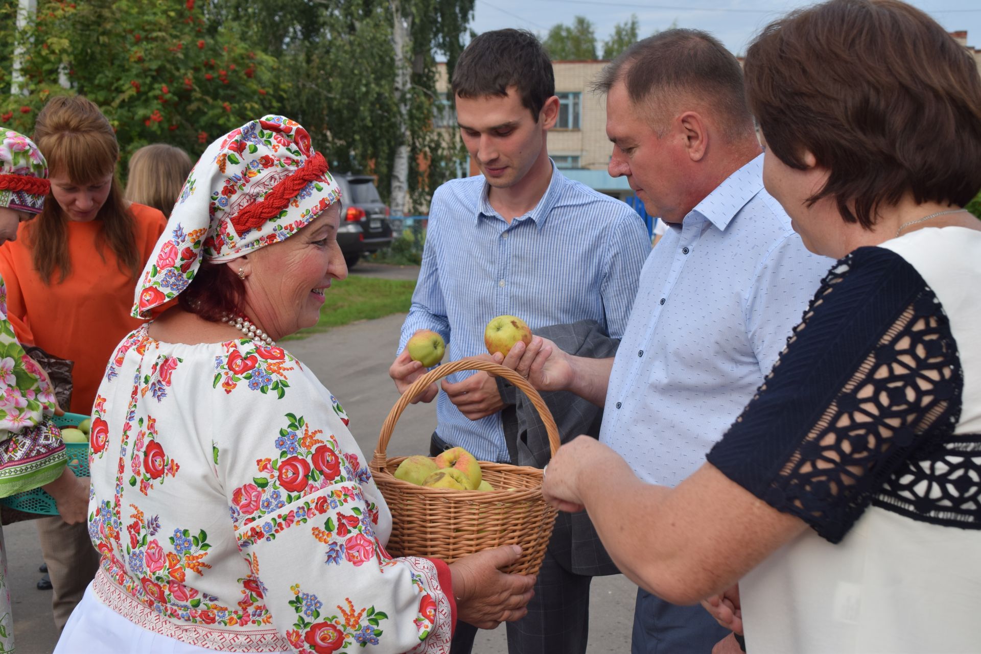 Танцы, угощения из яблок и декорации деревенского подворья: как отметили Яблочный Спас в Татарских Челнах