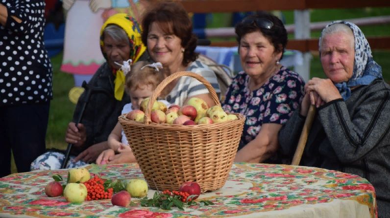 Танцы, угощения из яблок и декорации деревенского подворья: как отметили Яблочный Спас в Татарских Челнах