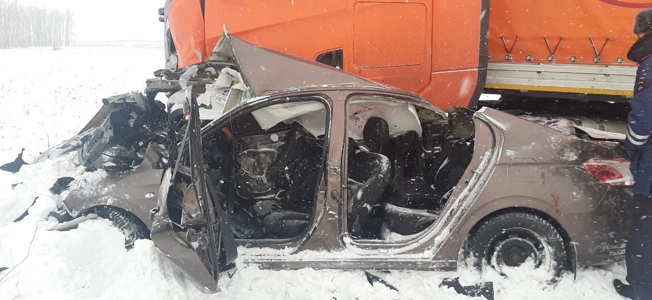 Два человека погибли в автокатастрофе в Менделеевском районе