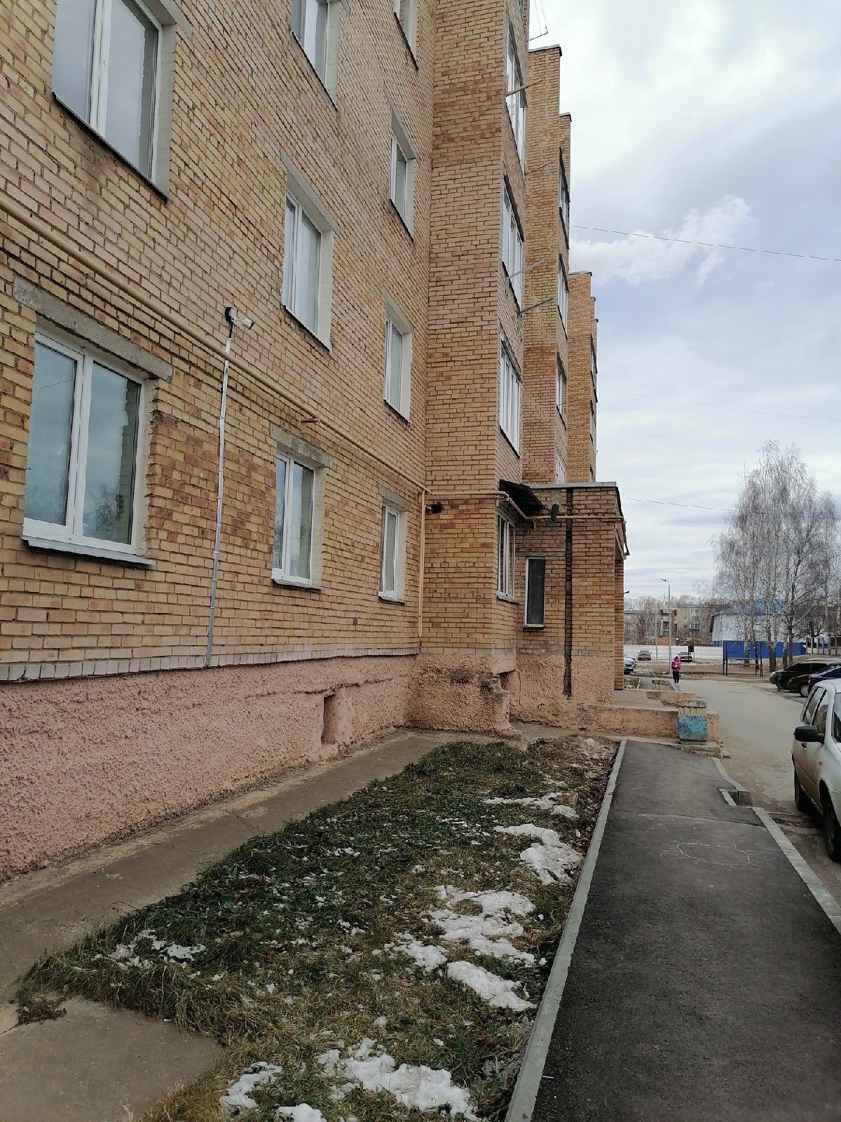 Во дворах по улице Чоловского появились коврочистки