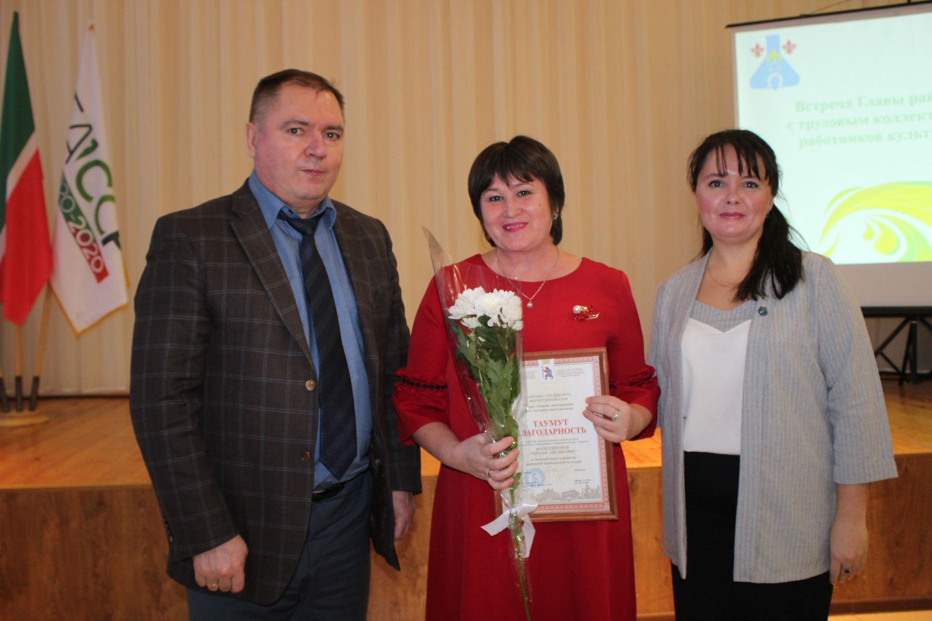 Валерий Чершинцев вручил награды отличившимся работникам культуры