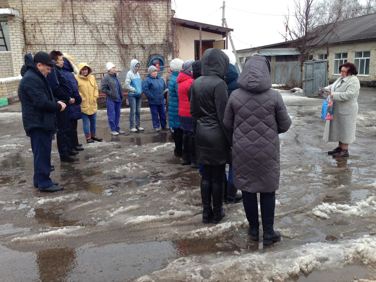 Карманные фонарики получили жители Менделеевского района от инспекторов ГИБДД