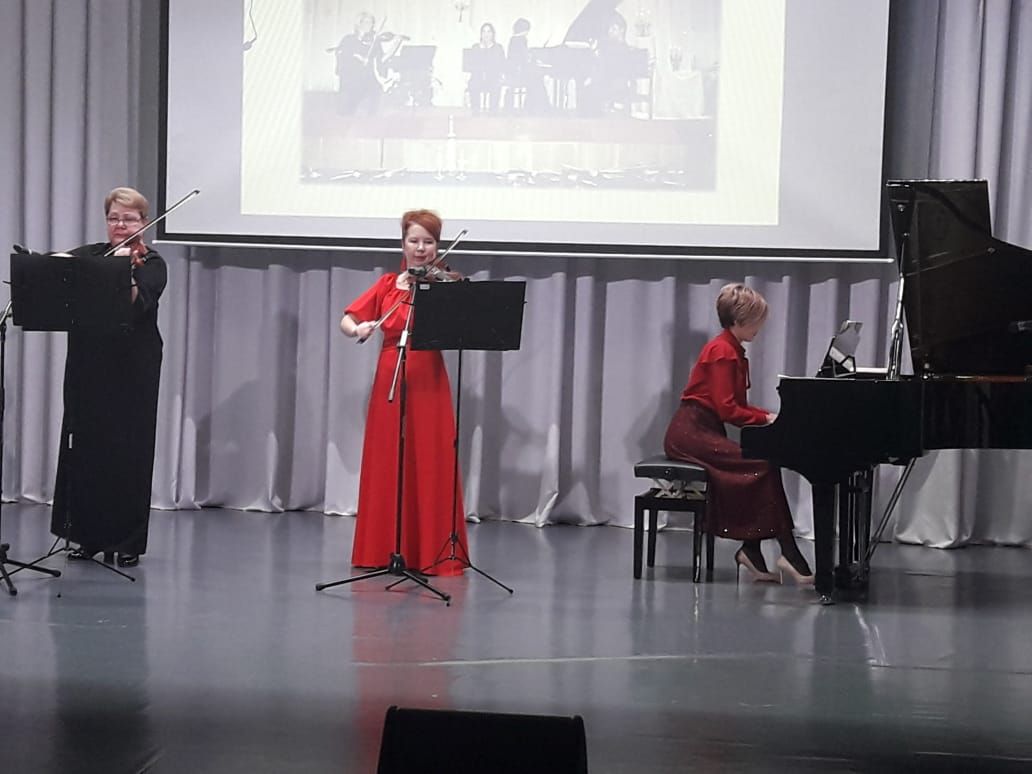 В Менделеевске прошёл юбилейный концерт ансамбля «Скрипунелла»