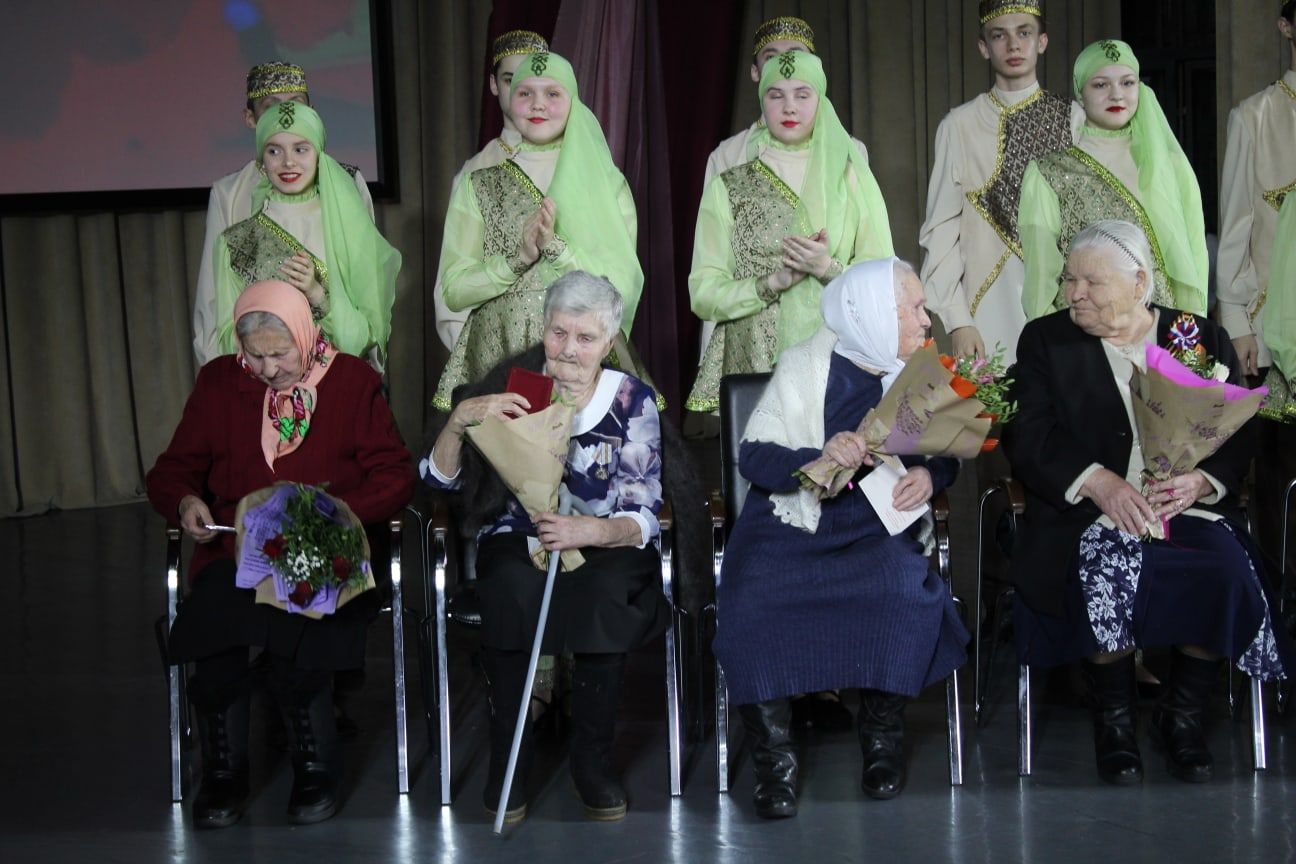 С.Гассар исемендәге мәдәният сараенда Халыкара хатын-кызлар көненә багышланган бәйрәм концерты булды