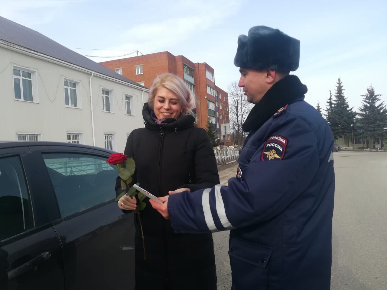 Инспектора ДПС Менделеевска вышли на дорогу с розами