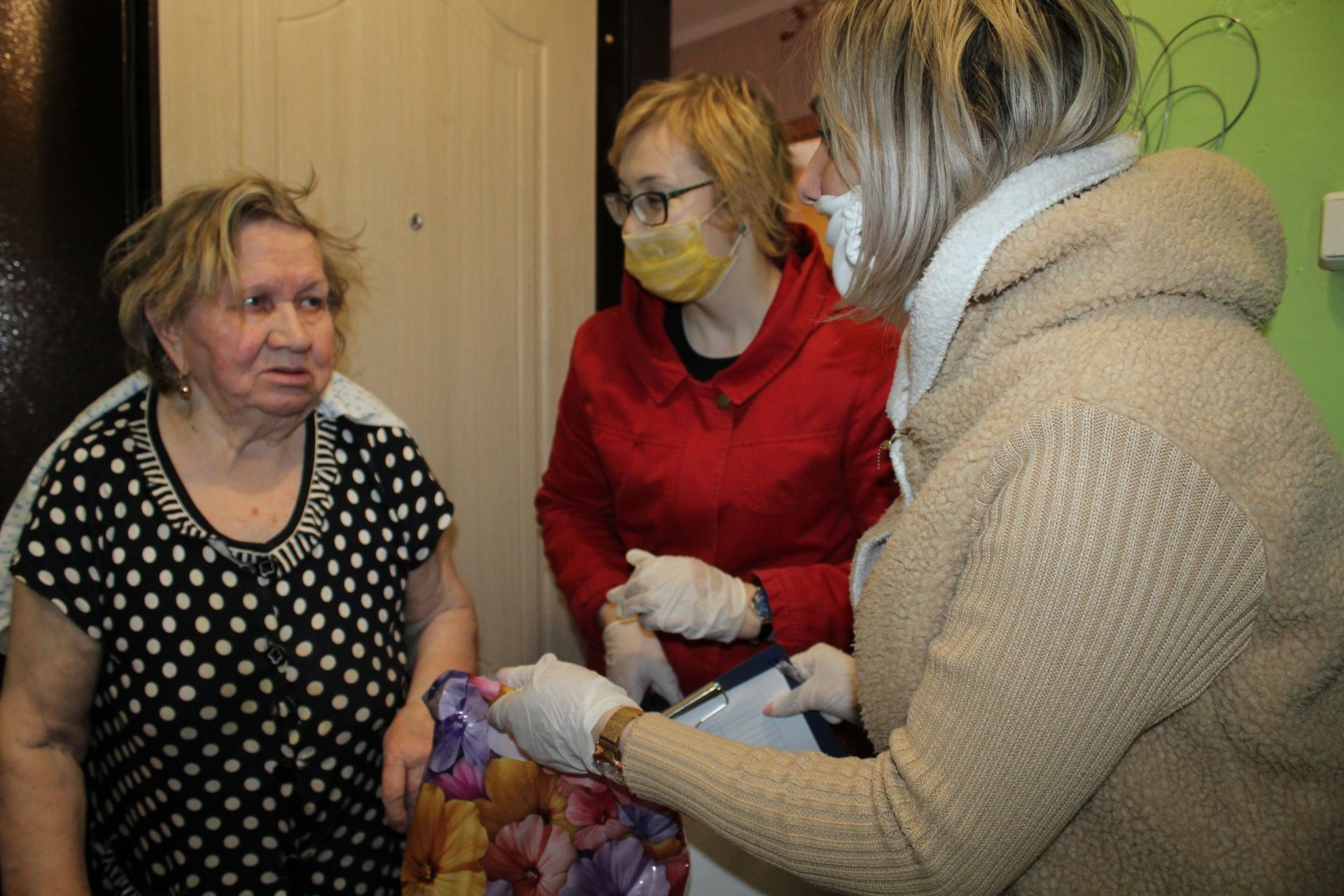 Нуждающие пенсионеры Менделеевска получили в подарок продуктовые наборы