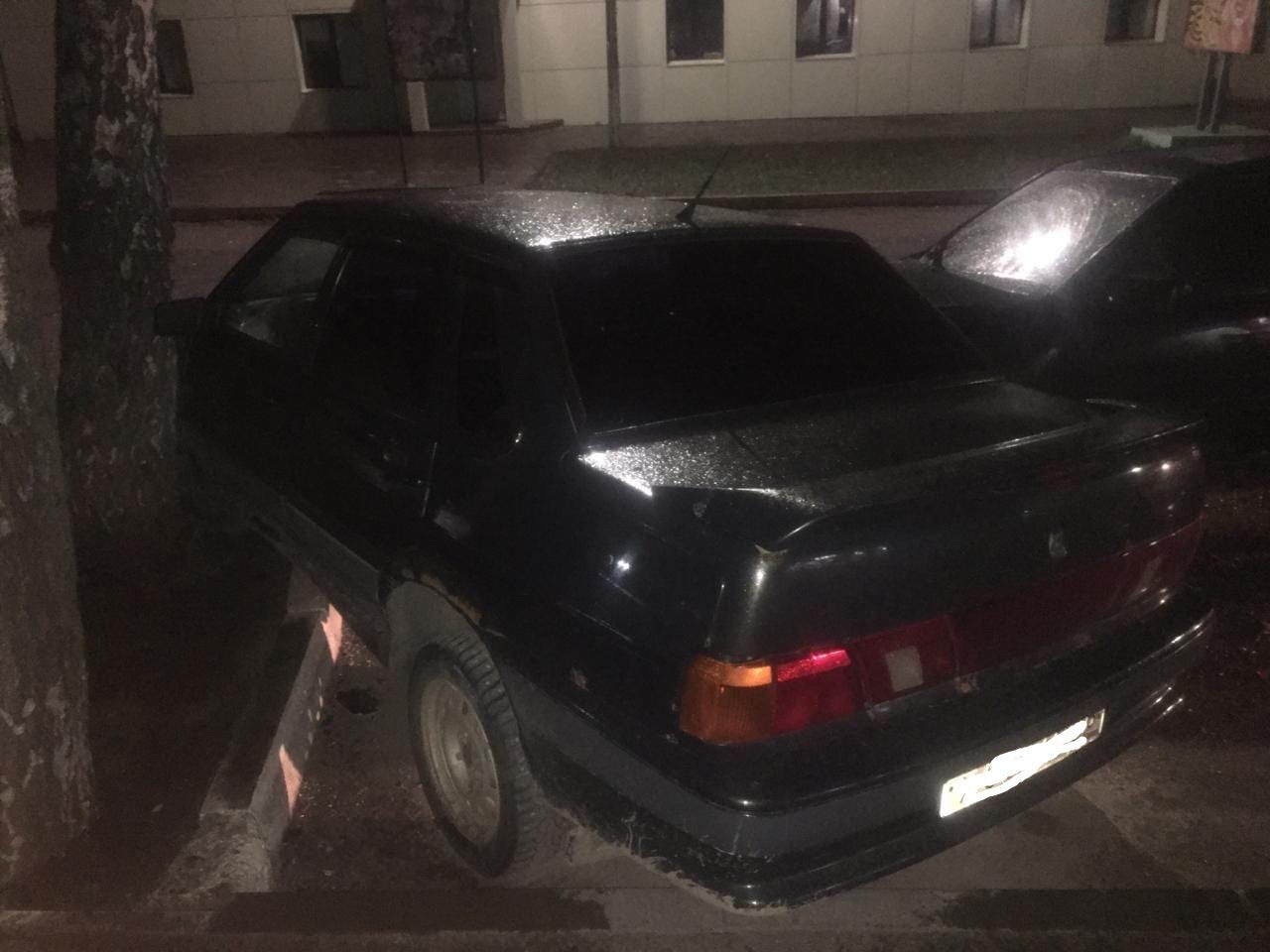 В Менделеевске нетрезвый водитель наехал на припаркованные автомобили