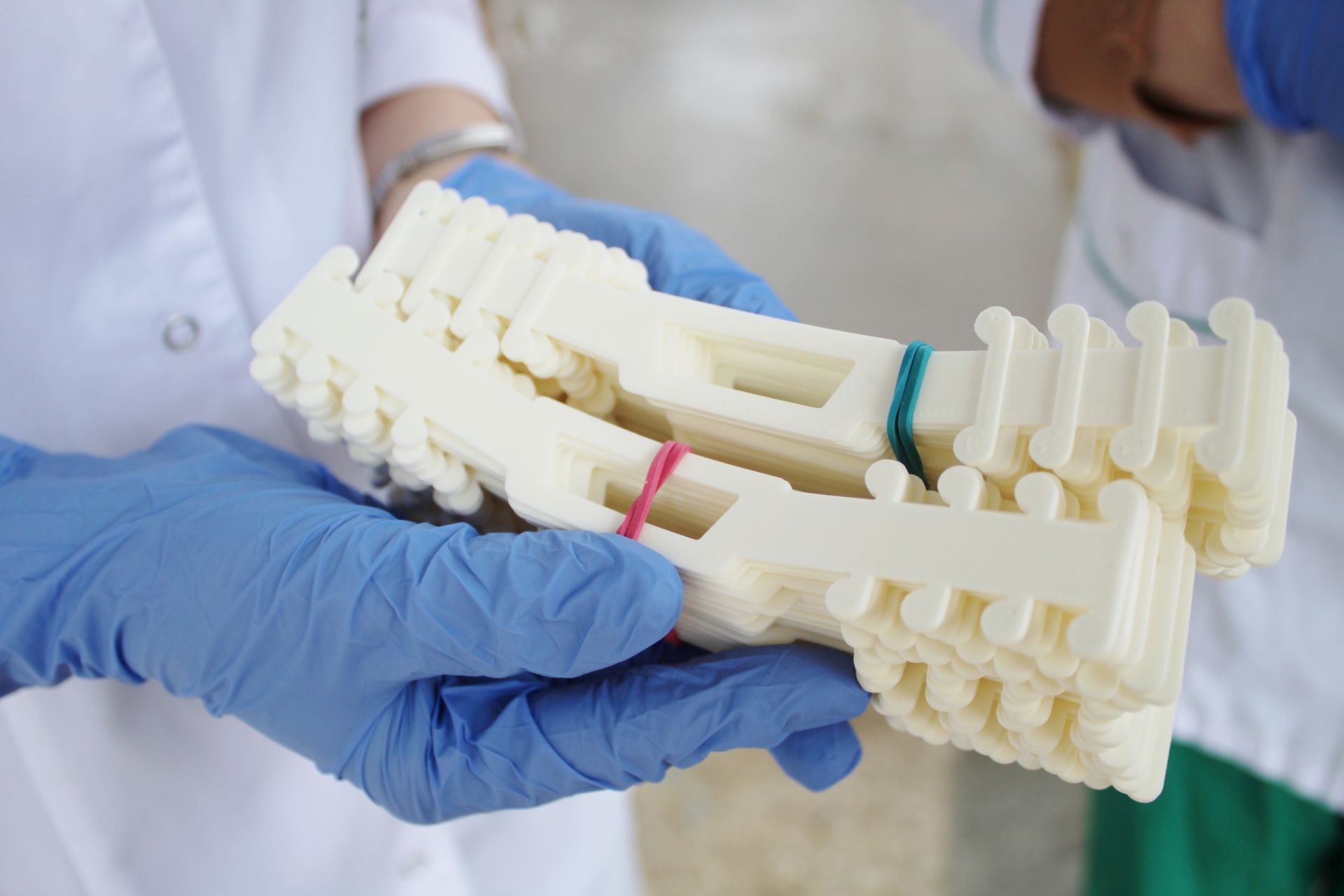 Супруги Будниковы из Менделеевска напечатали на 3D-принтере держатели для масок и подарили их врачам