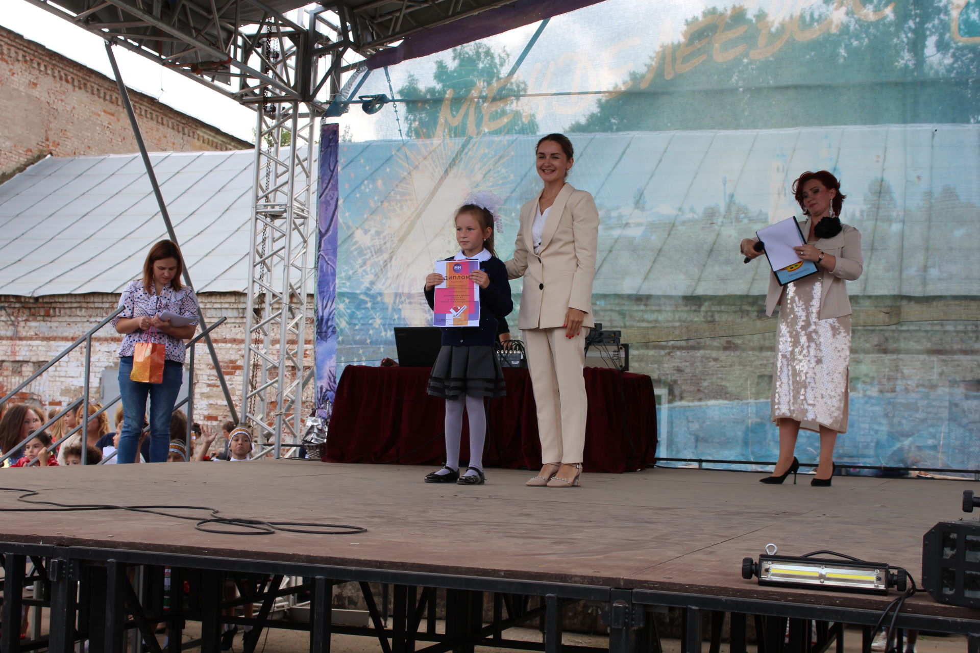 Редакция «Менделеевские новости» наградила участников конкурса «С днём рождения, Менделеевск»