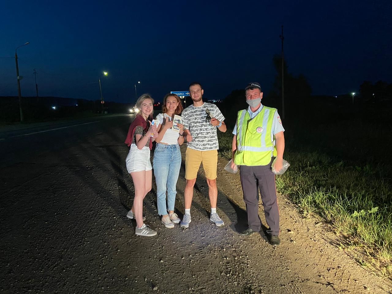 Сотрудники ГИБДД подарили пешеходам фонари для перехода дороги в тёмное время суток